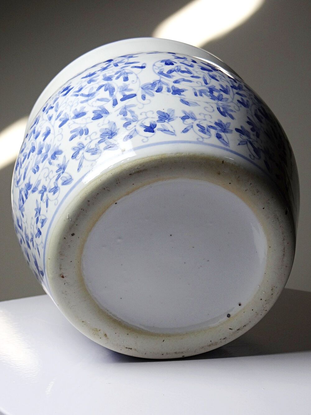 Vintage Chinese cache-pot in blue and white porcelain with a floral design.