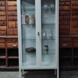 Armoire médicale vintage ManuBelge | Vitrine industrielle en verre