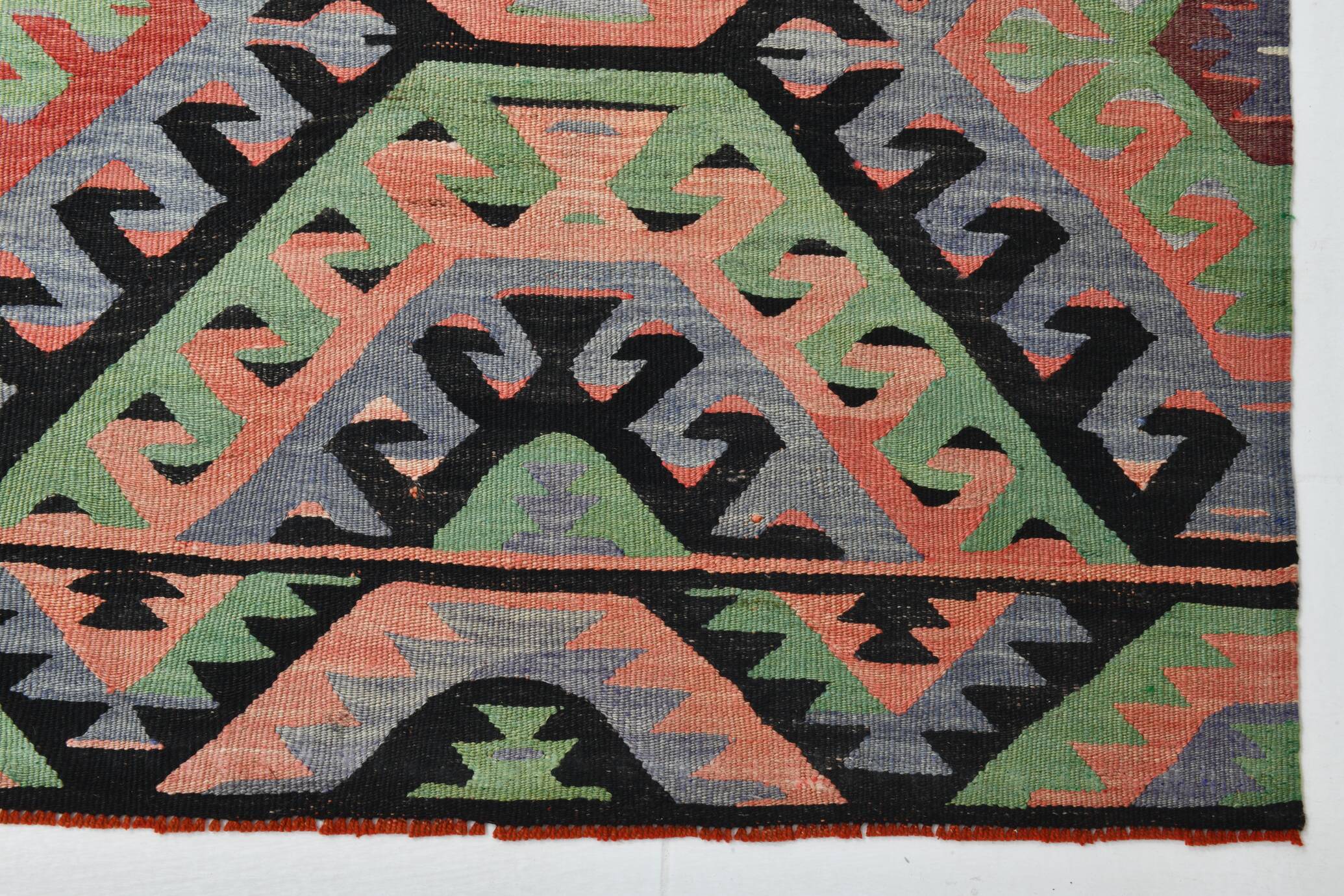 Tapis kilim graphique pastel – Un bijou artisanal pour une déco audacieuse