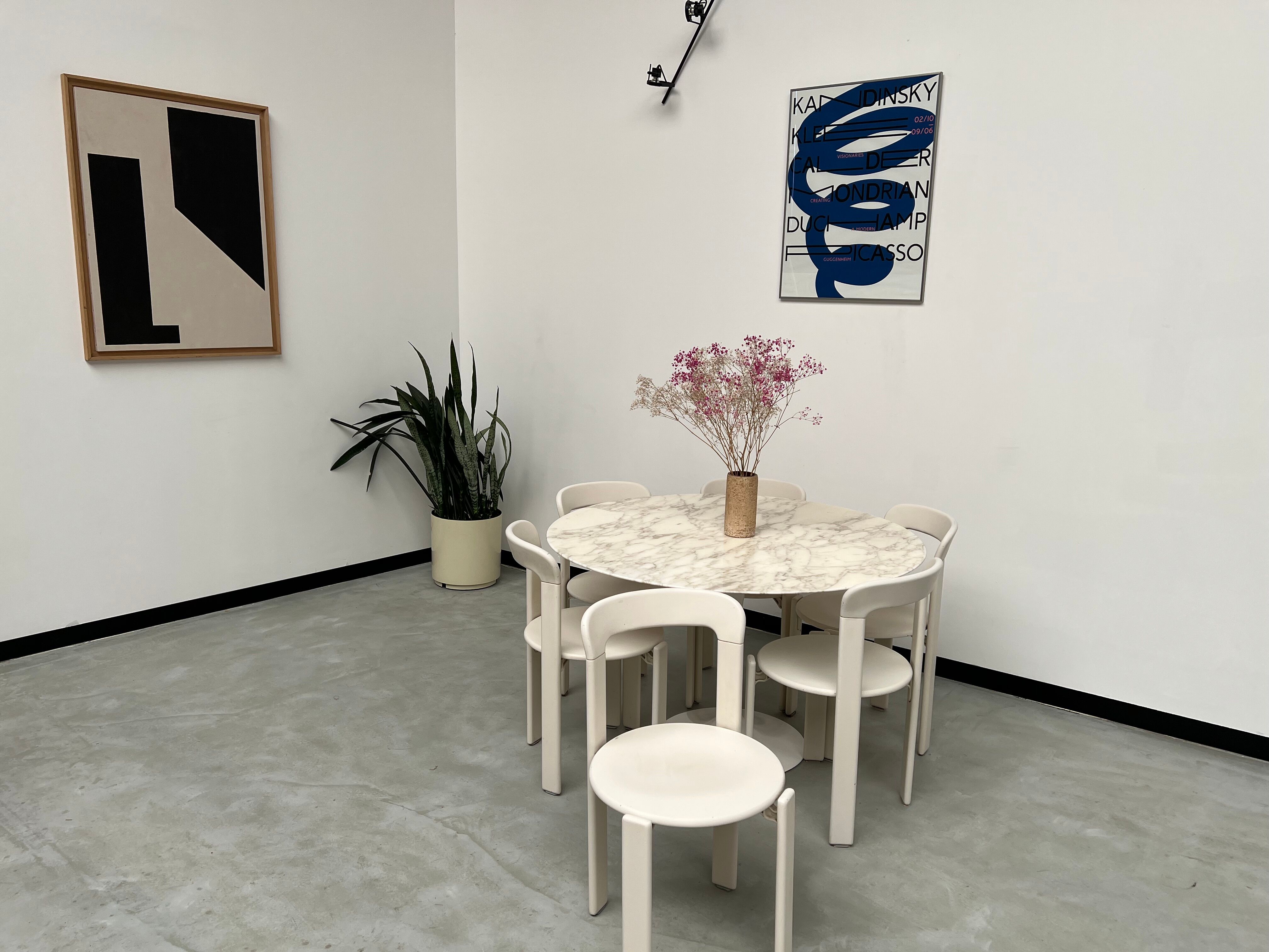 Florence Knoll round table, marble top and tulip base, circa 1960, Eero Saarinen