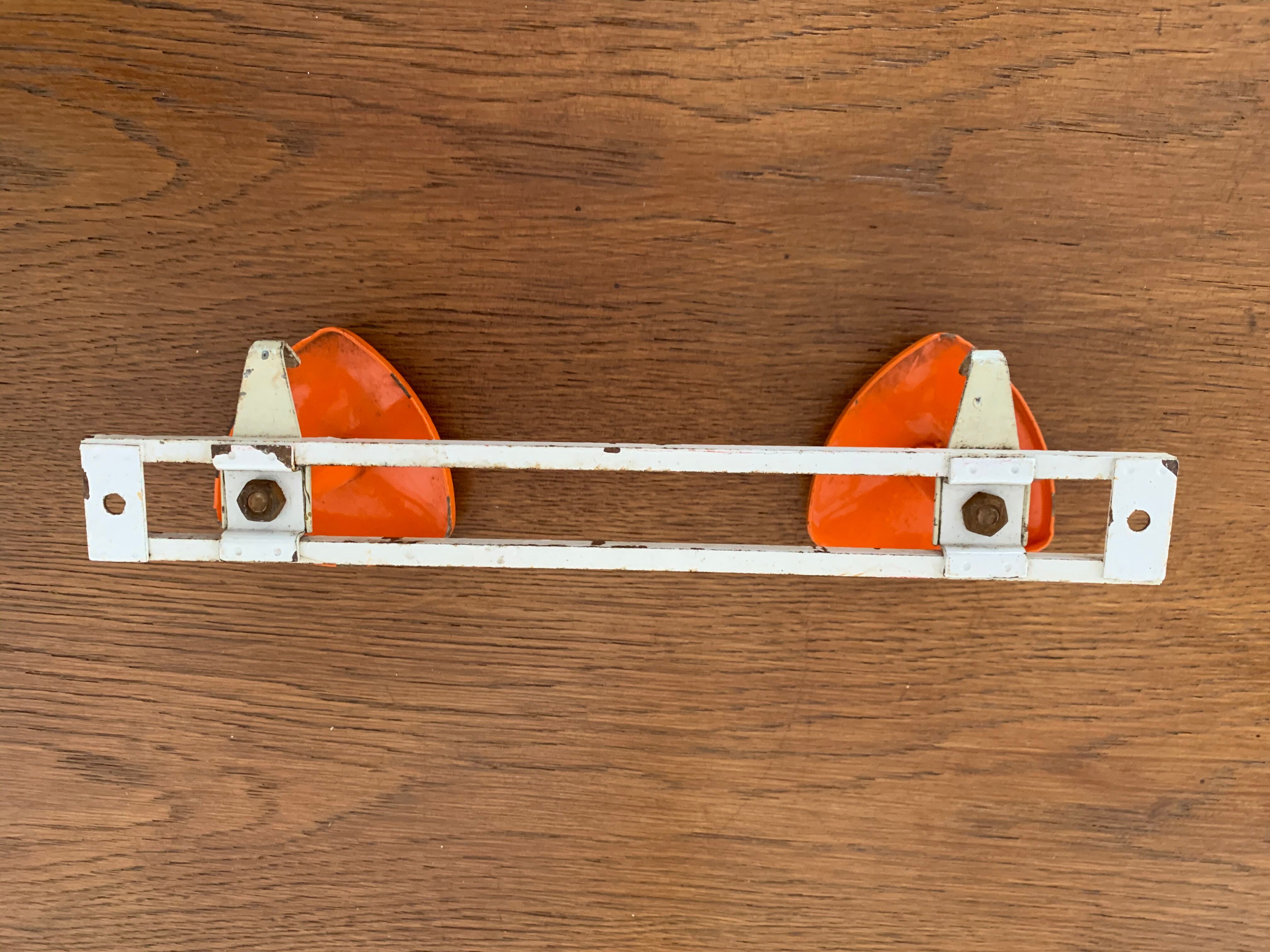 Vintage orange metal patère