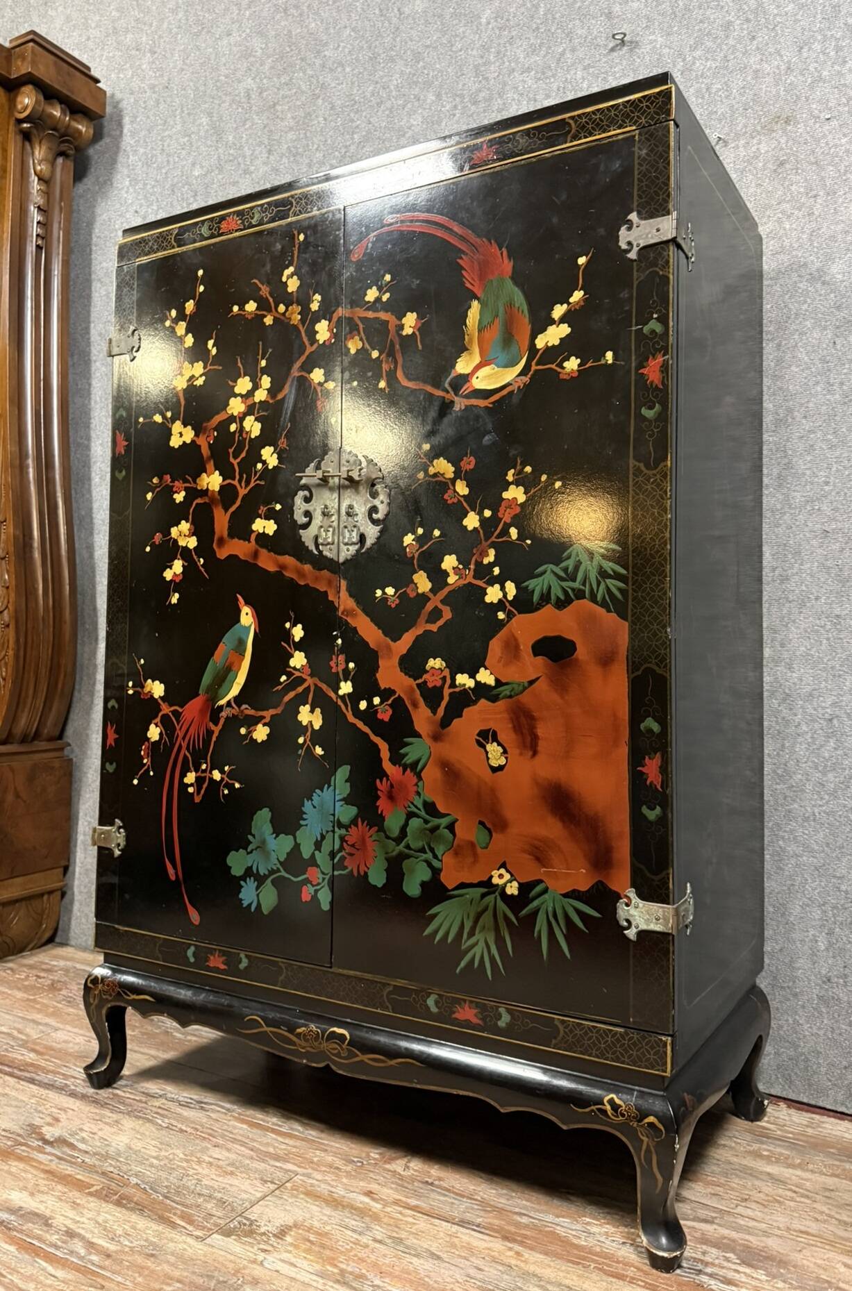 Chinese cabinet in black lacquer and colored decorations