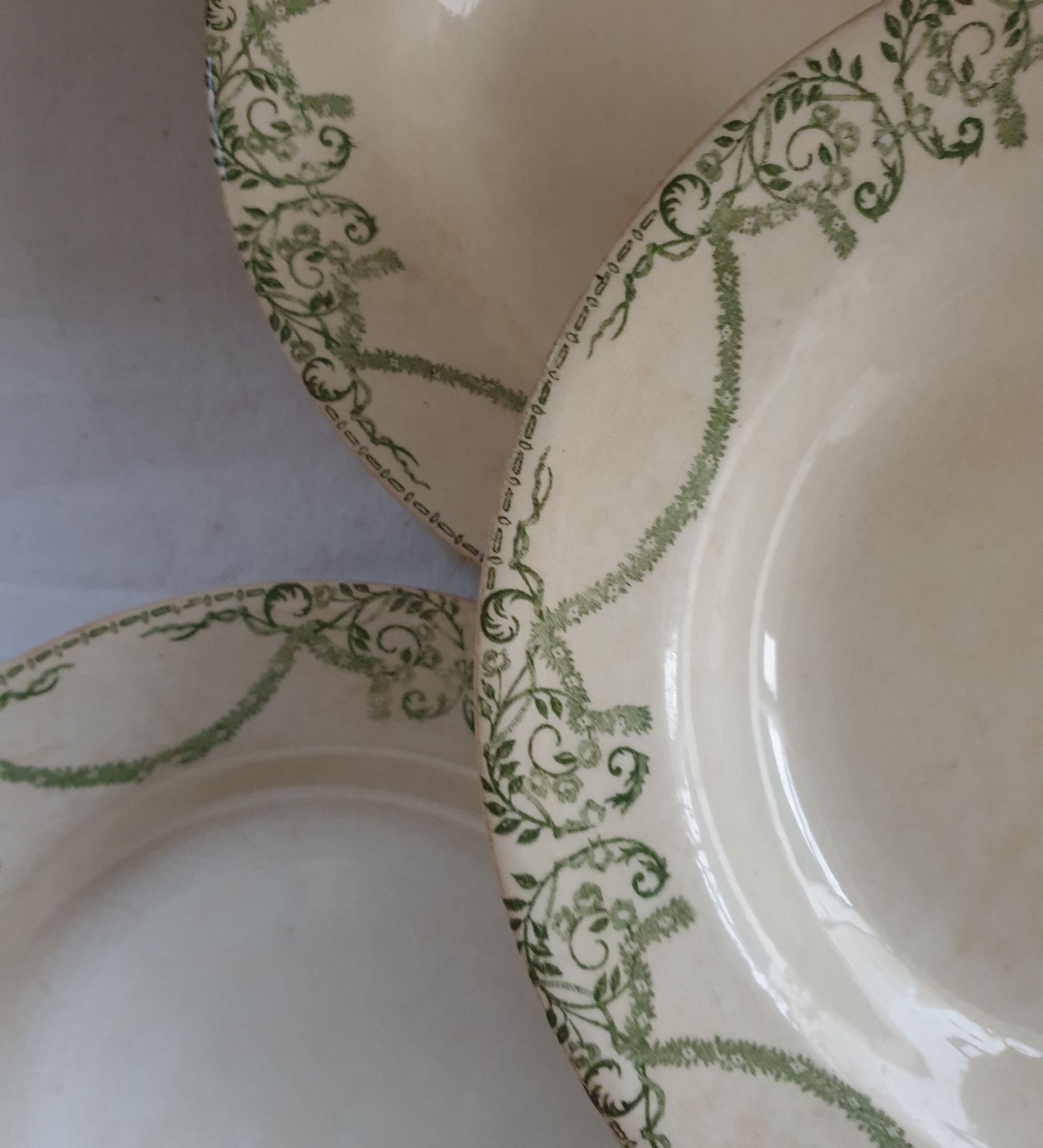 Suite de 5 assiettes terre de fer Creil et Montereau