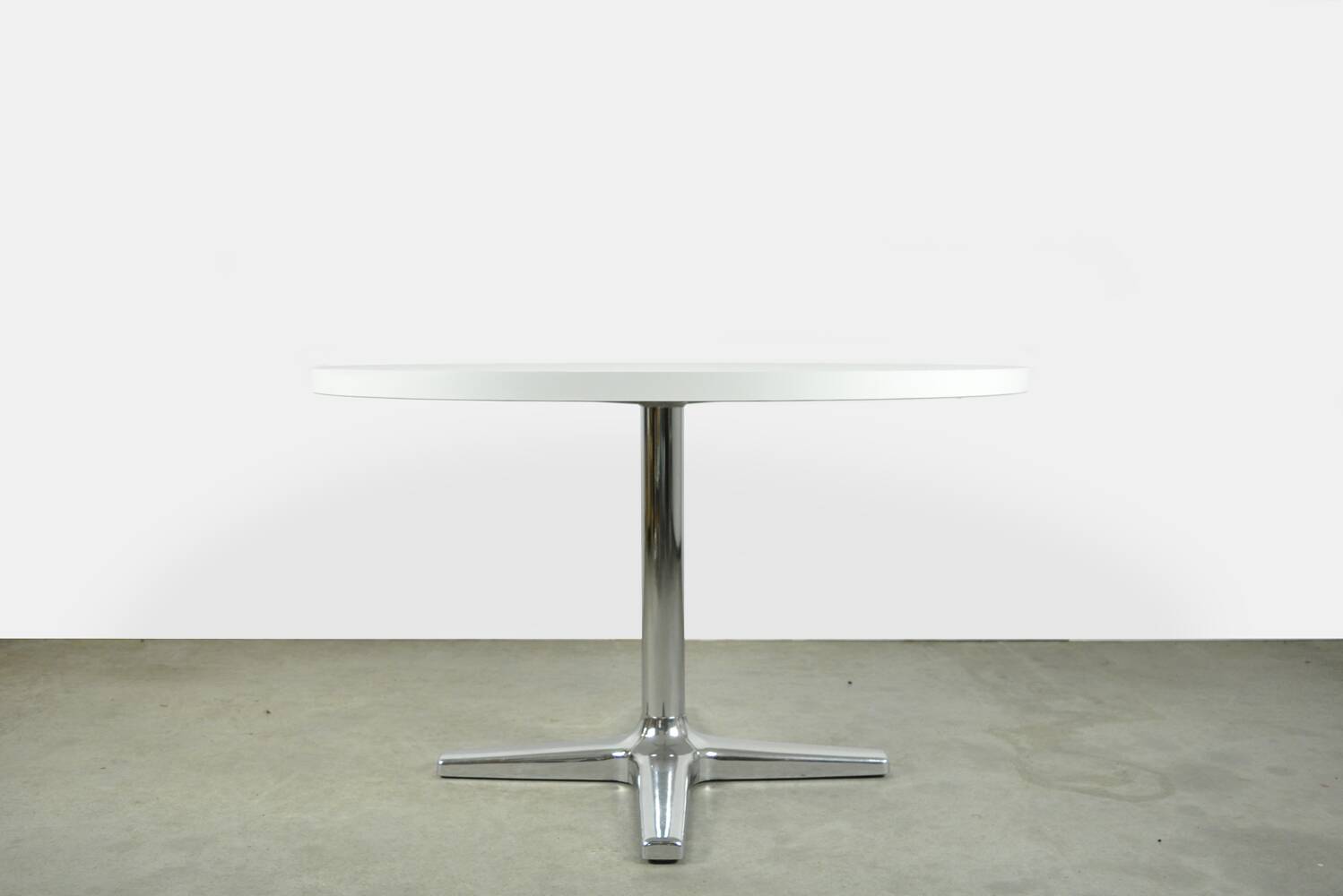 Vintage round 4-5- persons dining table by Pastoe, 1970s