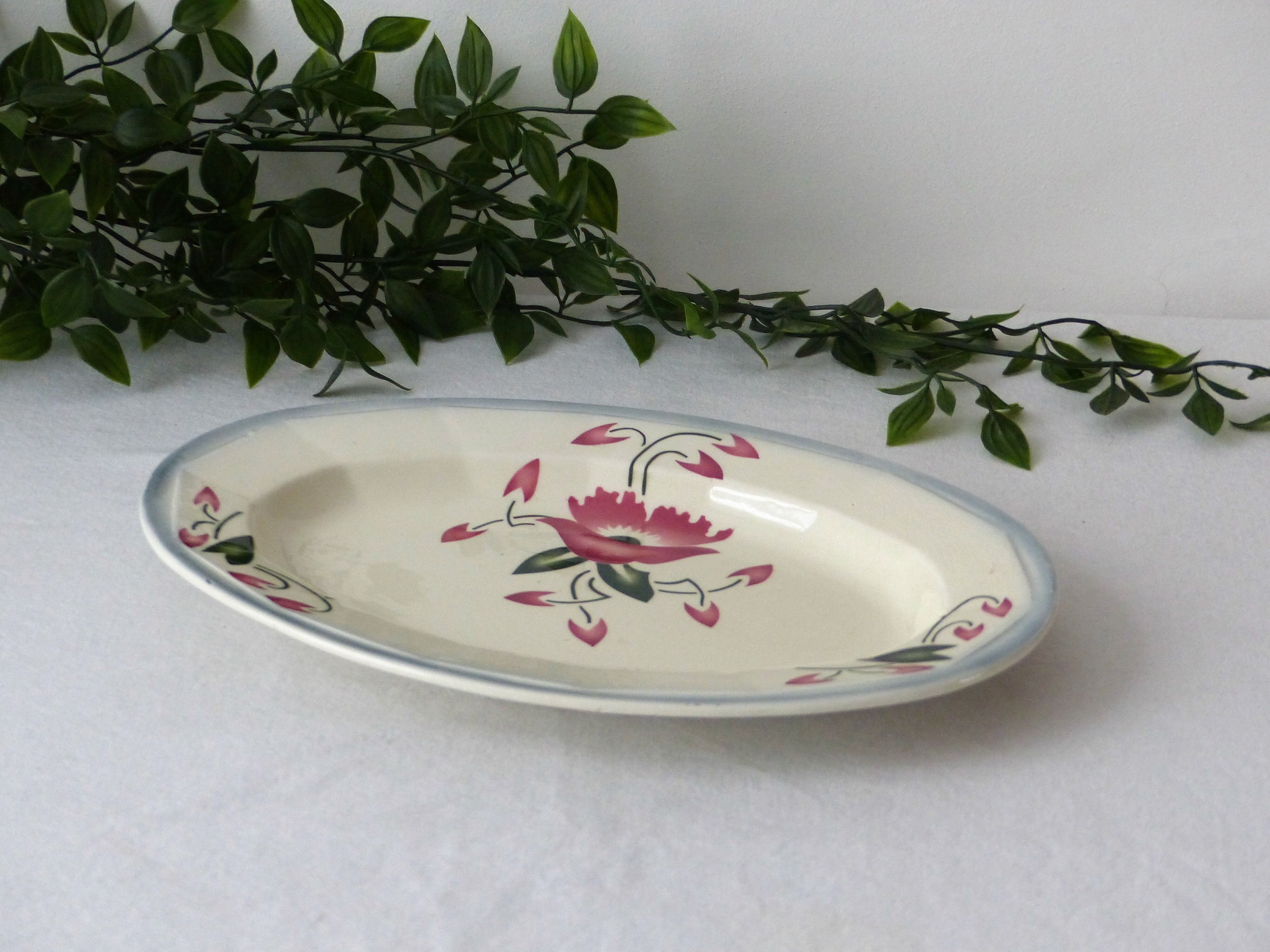 Serving dish in opaque porcelain