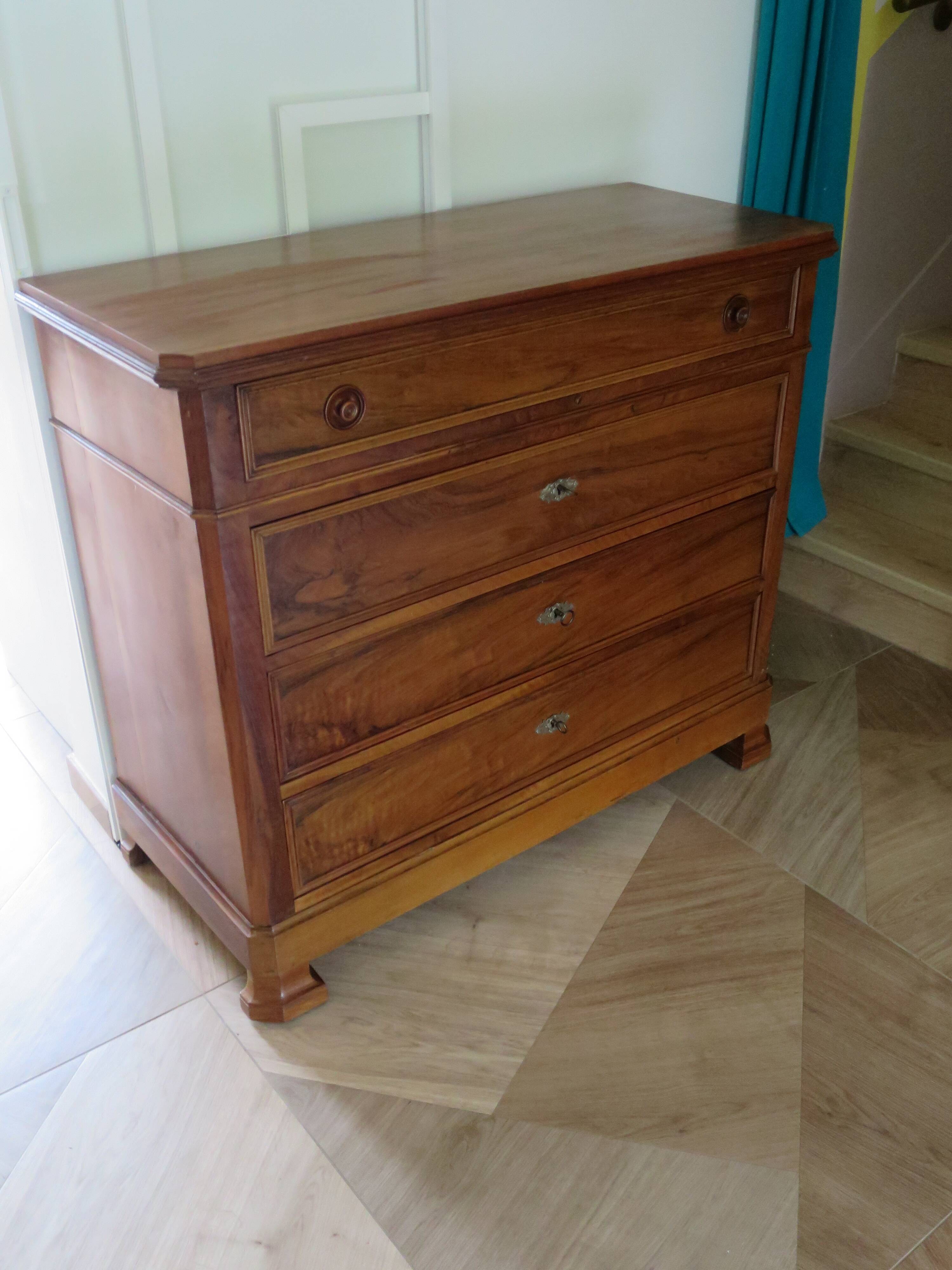 Rare - Pretty old chest of drawers with 4 drawers and 3 locks - In walnut - 1930