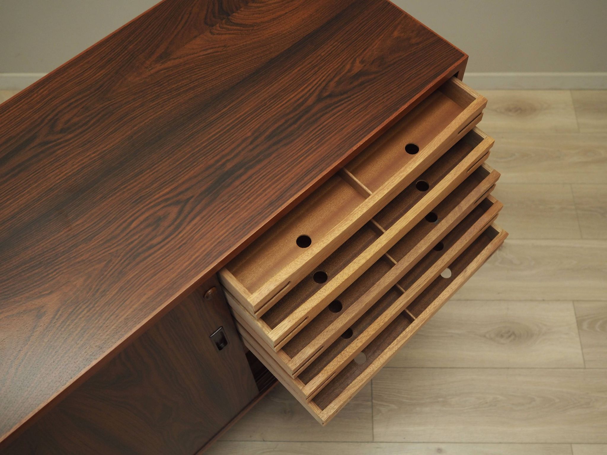 Armoire en palissandre, design danois, années 1970, production : Danemark