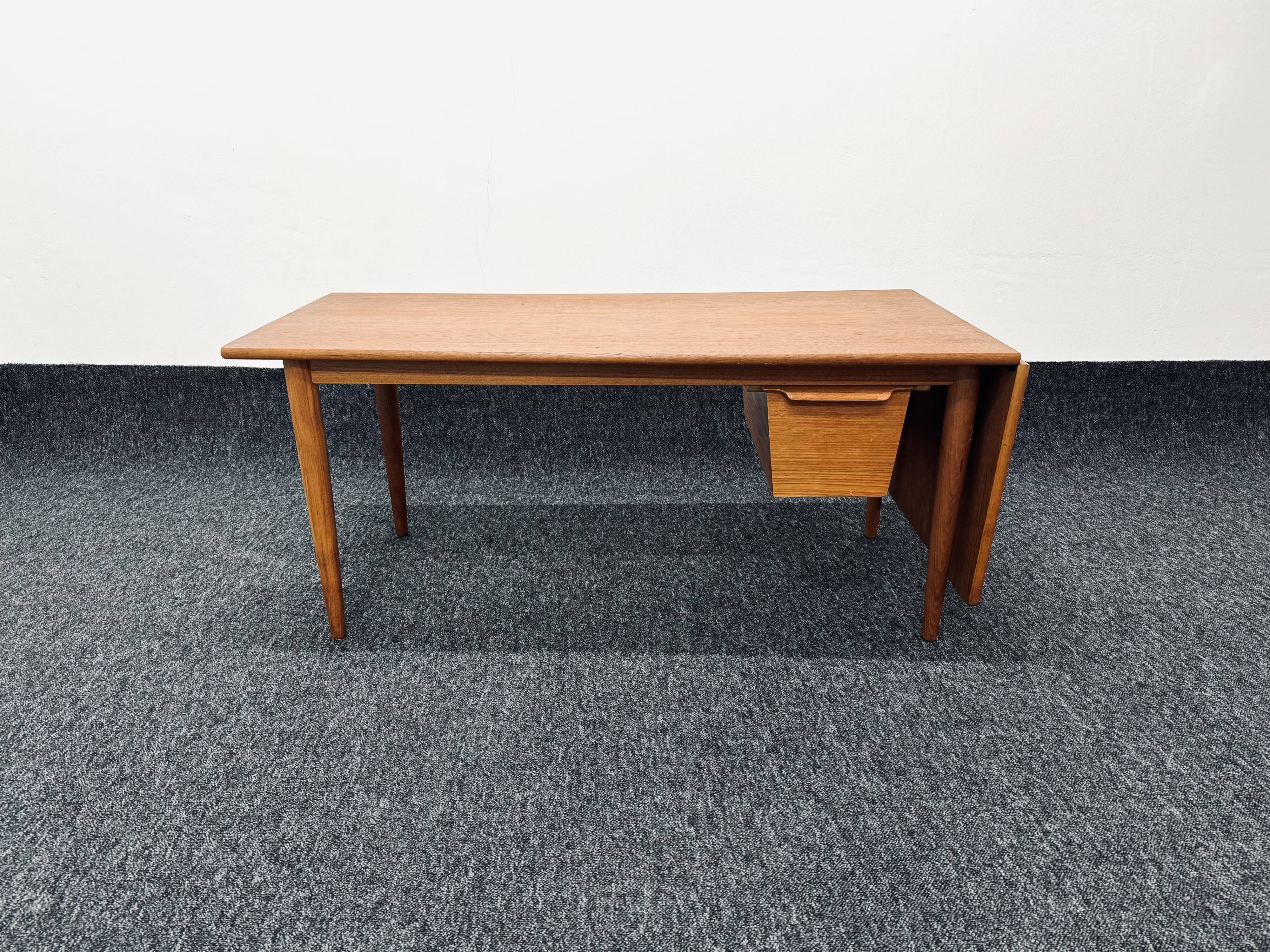 Table basse danoise en teck par Arne Vodder