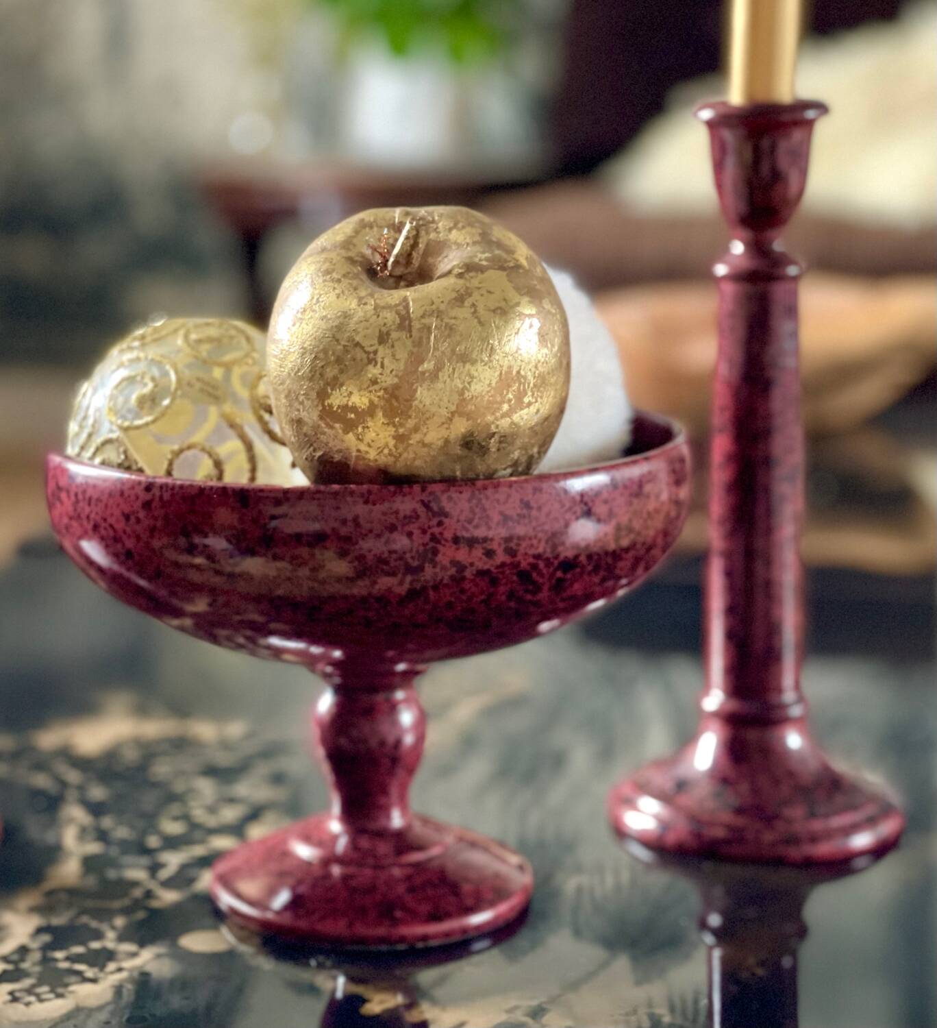 Candlesticks and bowl in speckled ceramic.