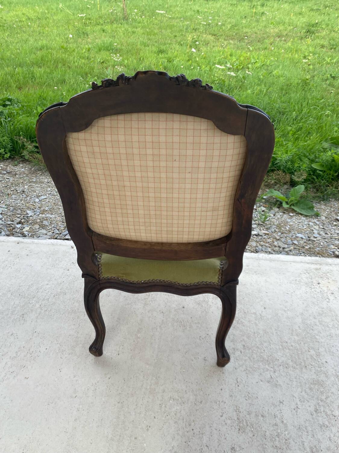 Louis 15 style green velvet chair