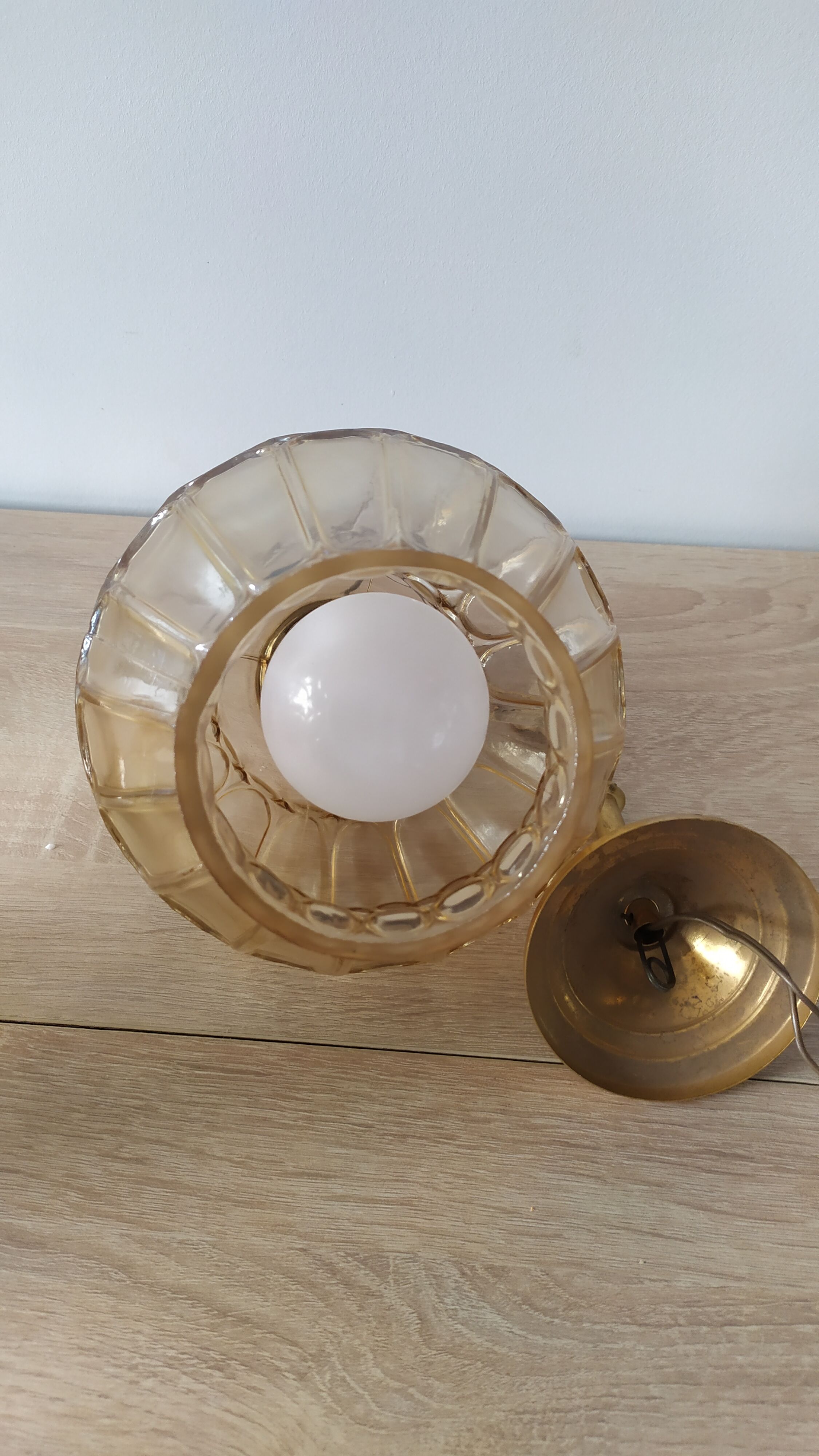 Deux lustres Globe en verre moulé d’une belle couleur ambrée