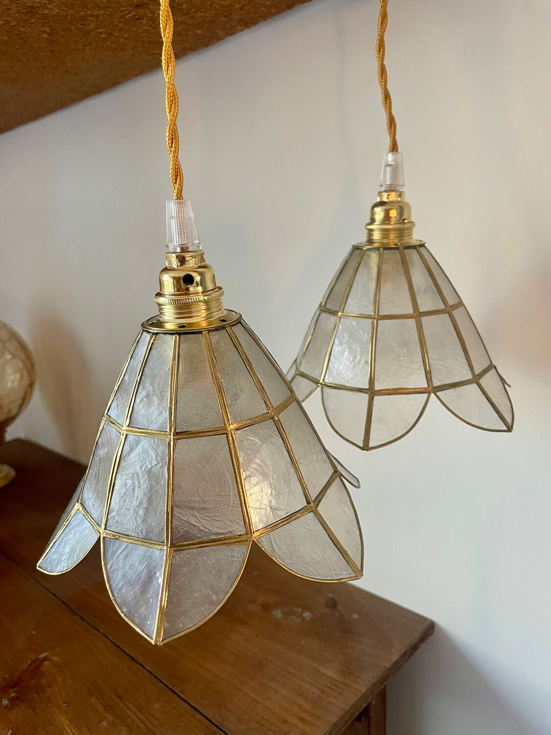 2 portable lamps with flower-shaped lampshades in mother-of-pearl and brass.