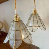 2 portable lamps with flower-shaped lampshades in mother-of-pearl and brass.