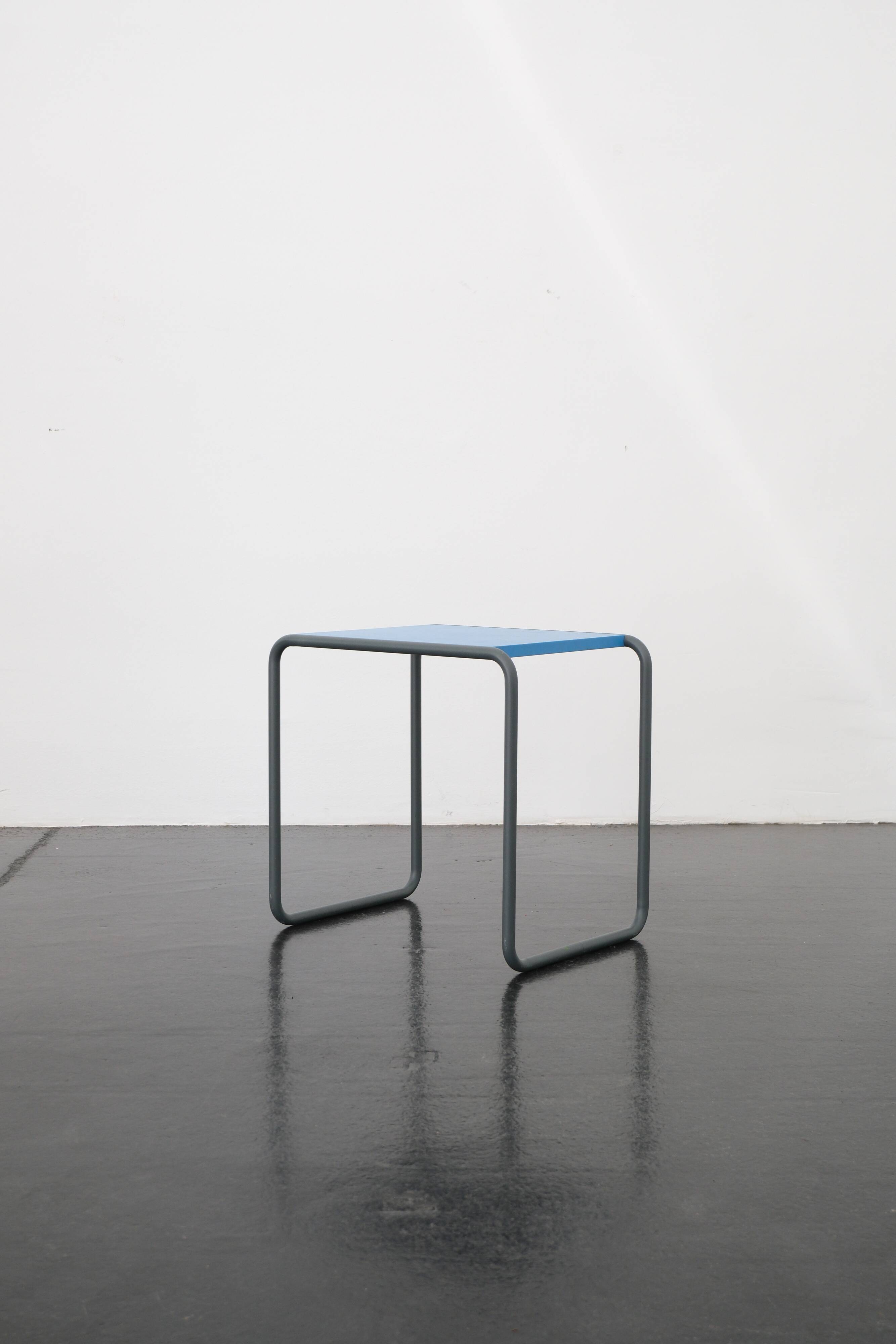 Table d'appoint bleue "B9 B" par Marcel Breuer / Thonet
