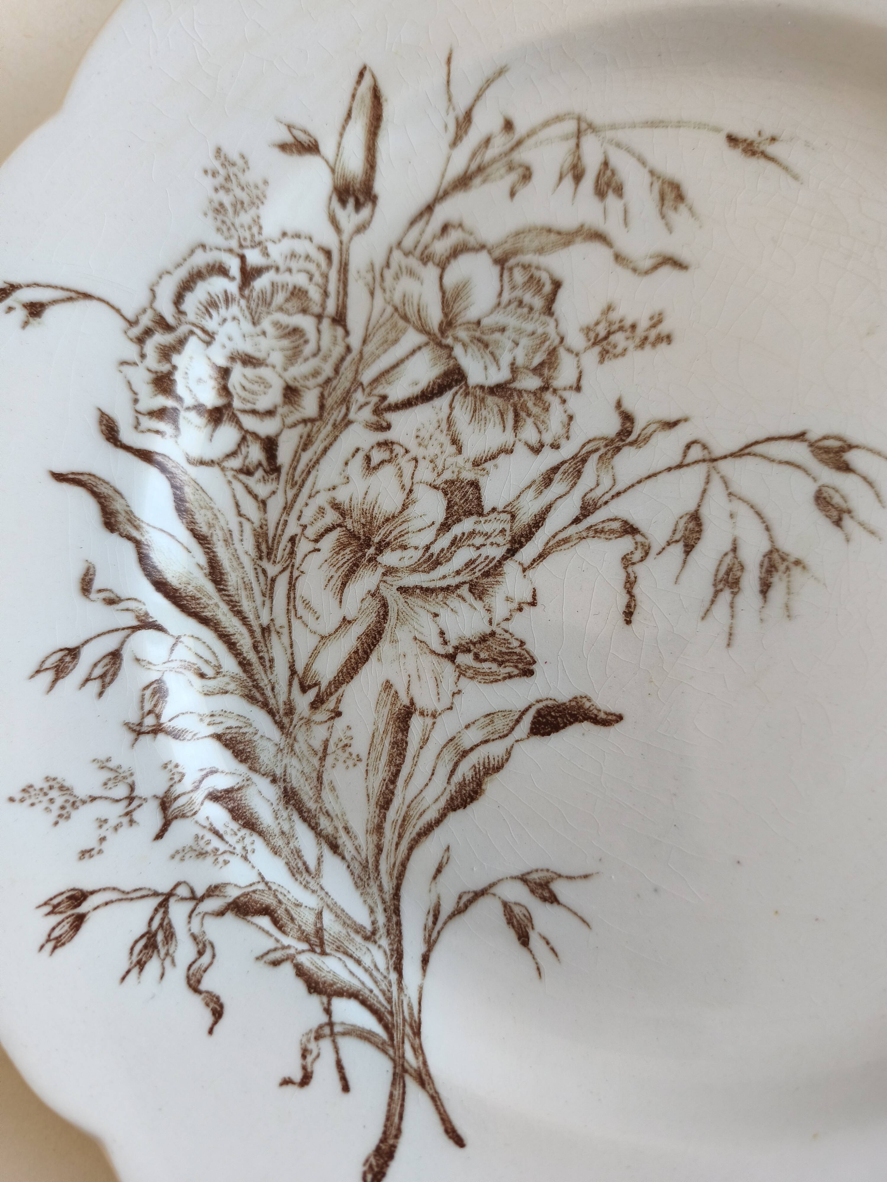Plate with scalloped edge in antique earthenware