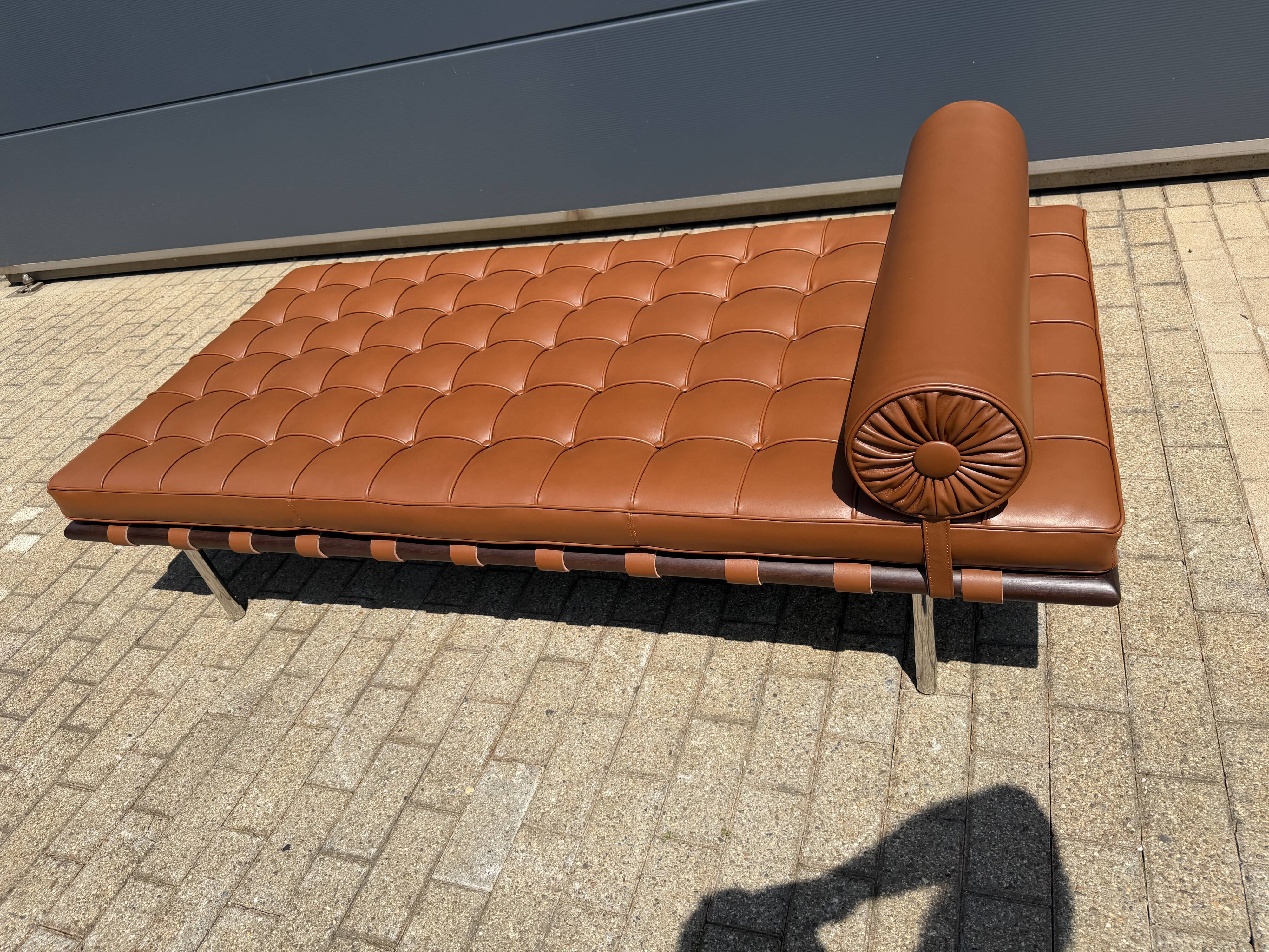 Knoll barcelona daybed mies van der rohe in cognac venezia leather, as new