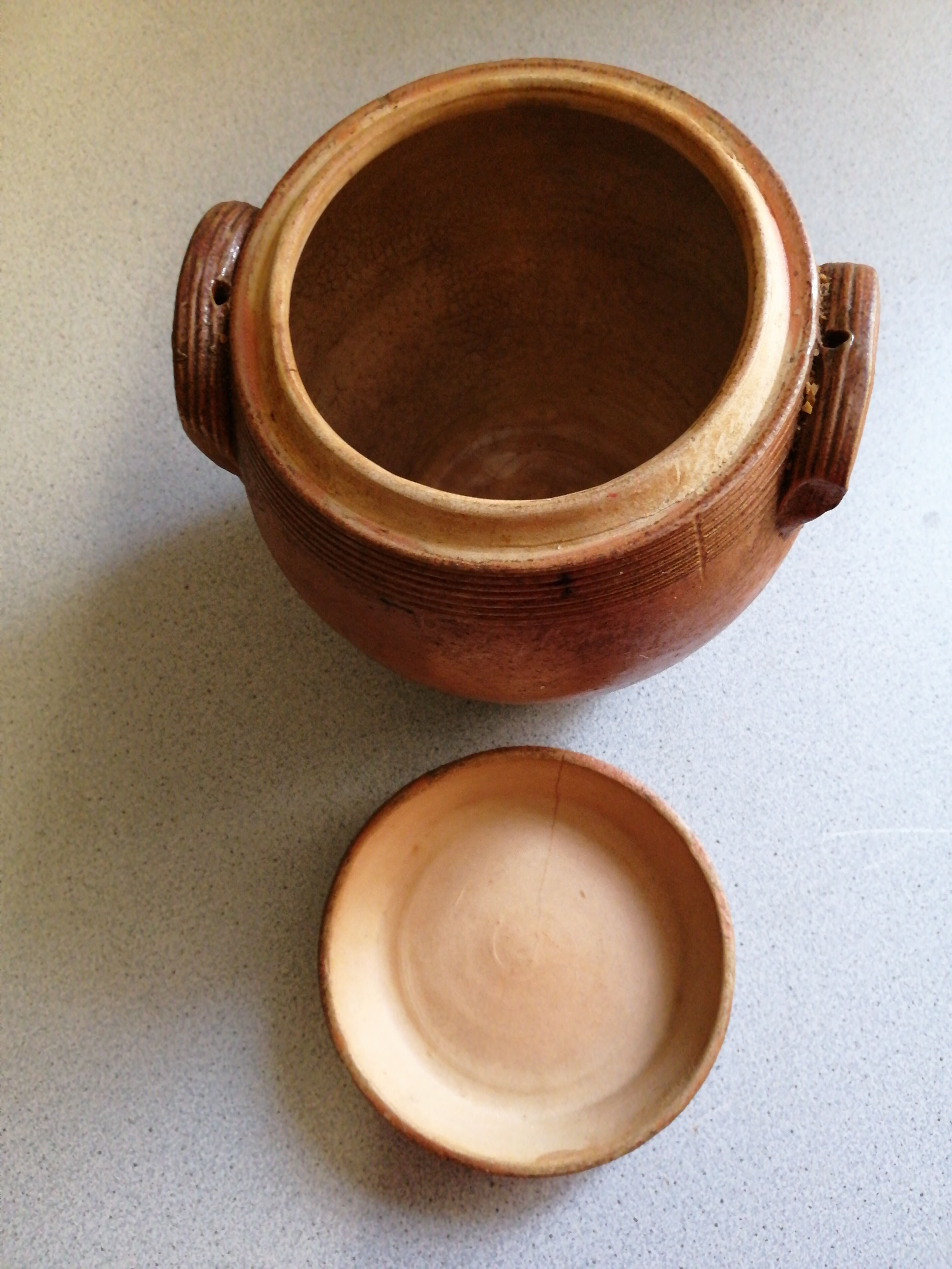 Terracotta pot with lid