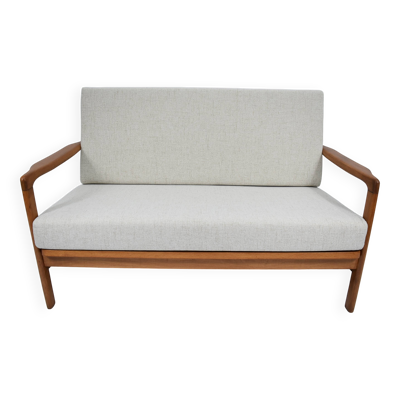 Canapé deux places beige de style scandinave