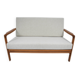 Canapé deux places beige de style scandinave
