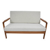Canapé deux places beige de style scandinave