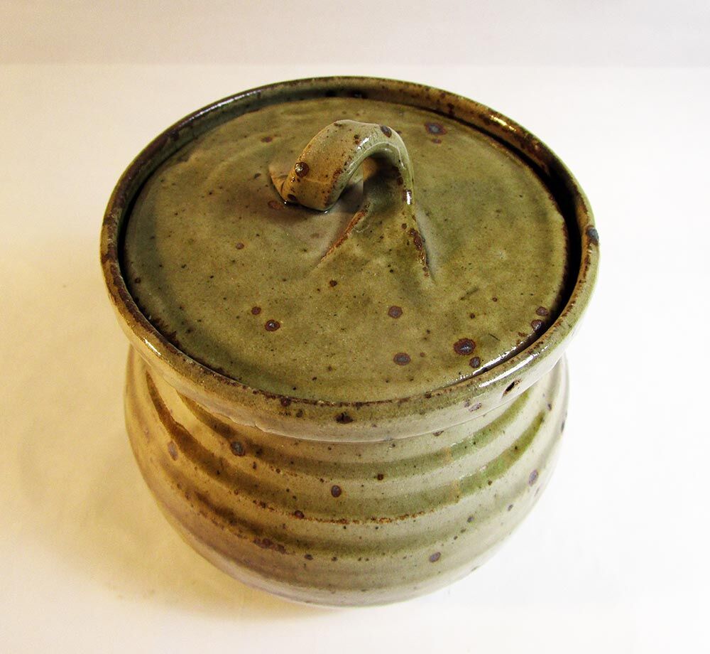 Speckled sandstone pot with lid