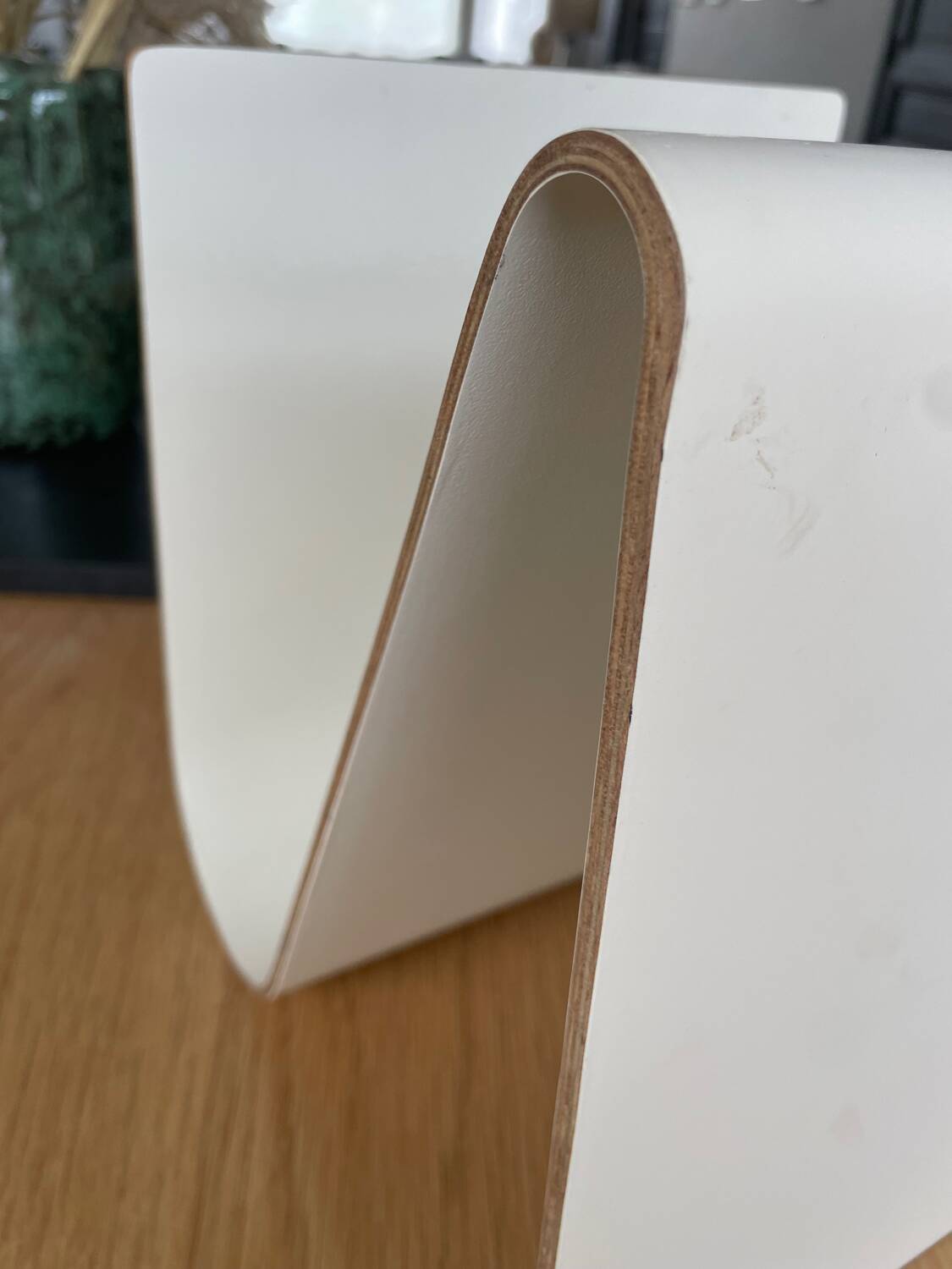 Wavy magazine holder