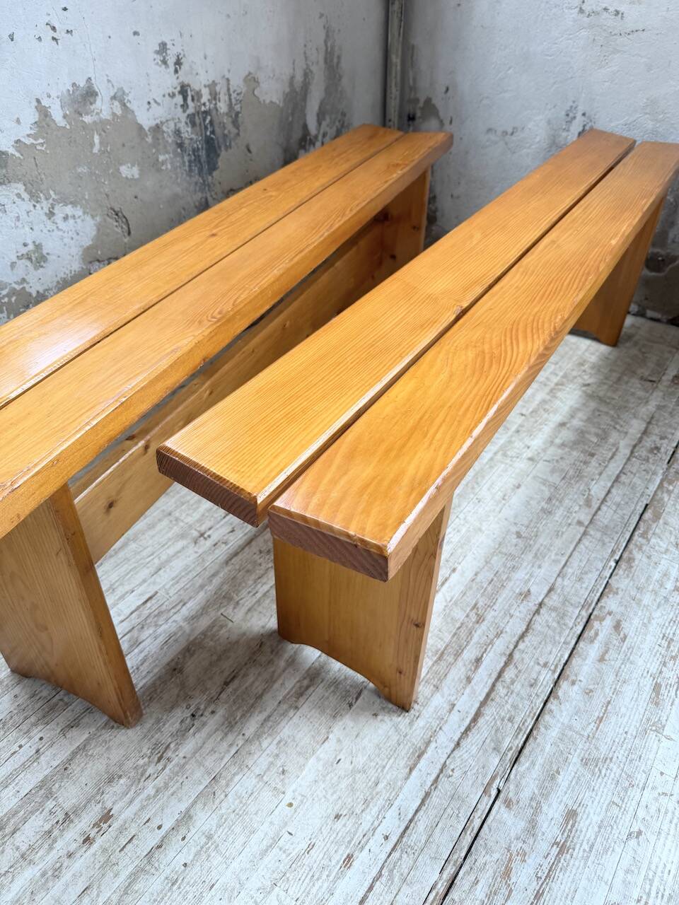 Paire de bancs en pin Charlotte Perriand Les arcs