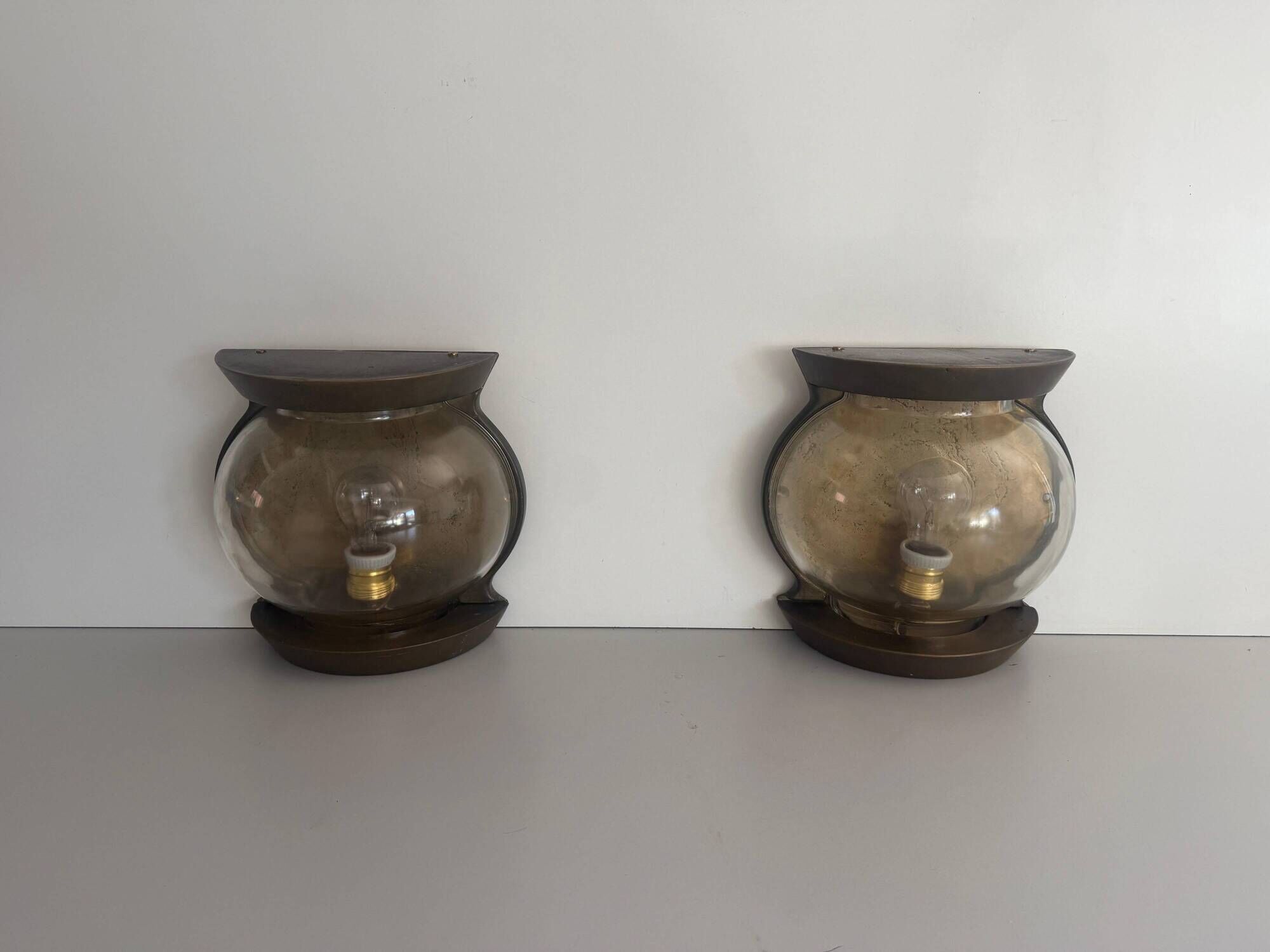 Pair of bronze and glass wall lights from the mid-century, 1960, Italy.