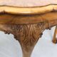 Table basse de style baroque, milieu du siècle, avec pieds en griffe, plateau festonné en bois de burl