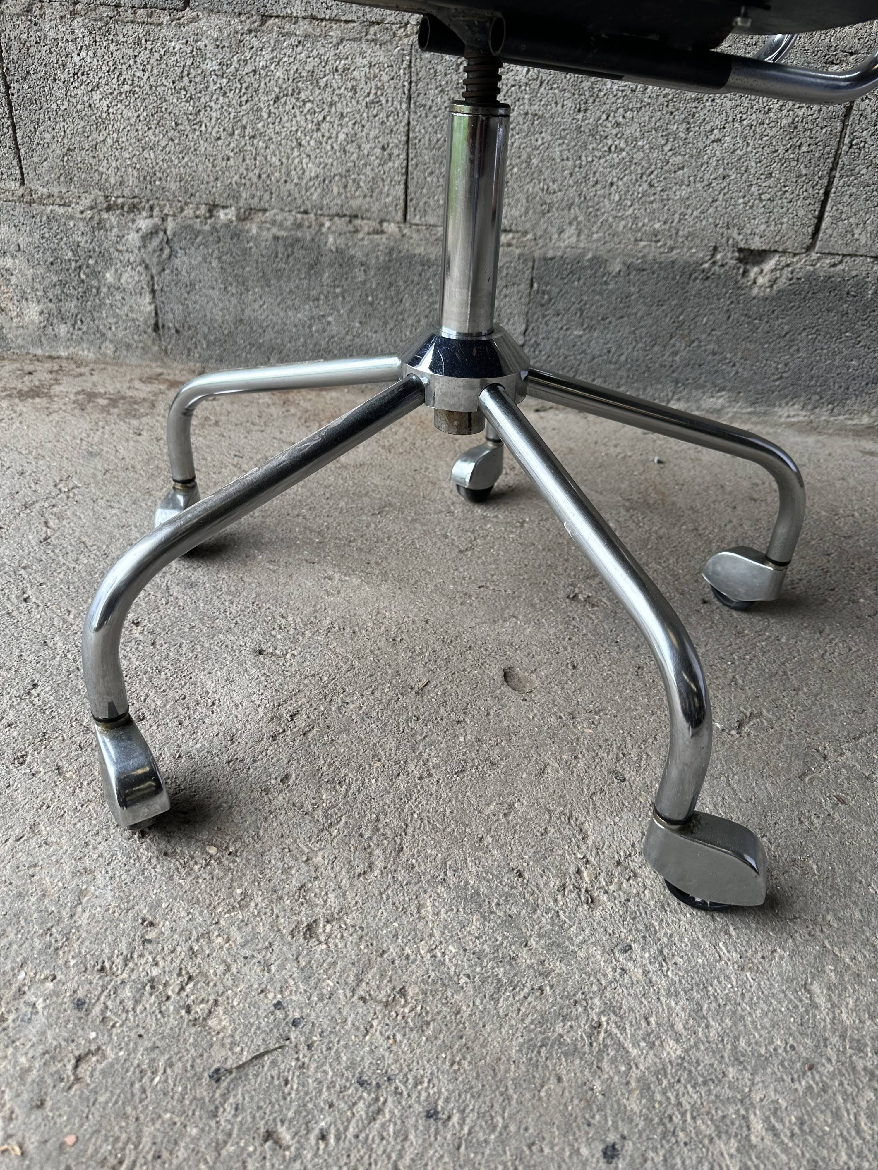 Vintage swivel office chair
