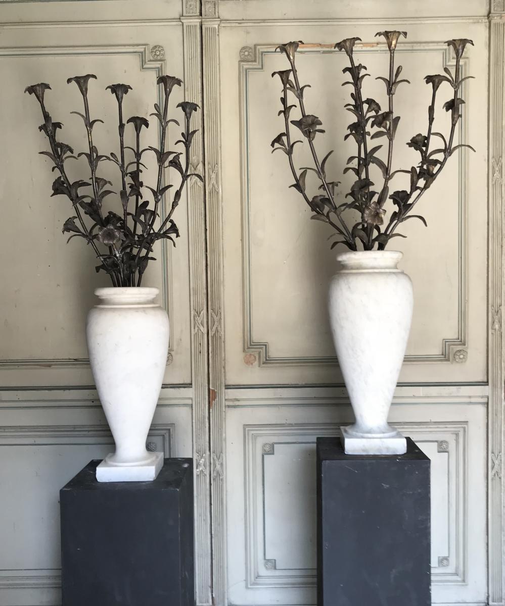 Pair of carrara marble vases, bronze bouquet of flowers
