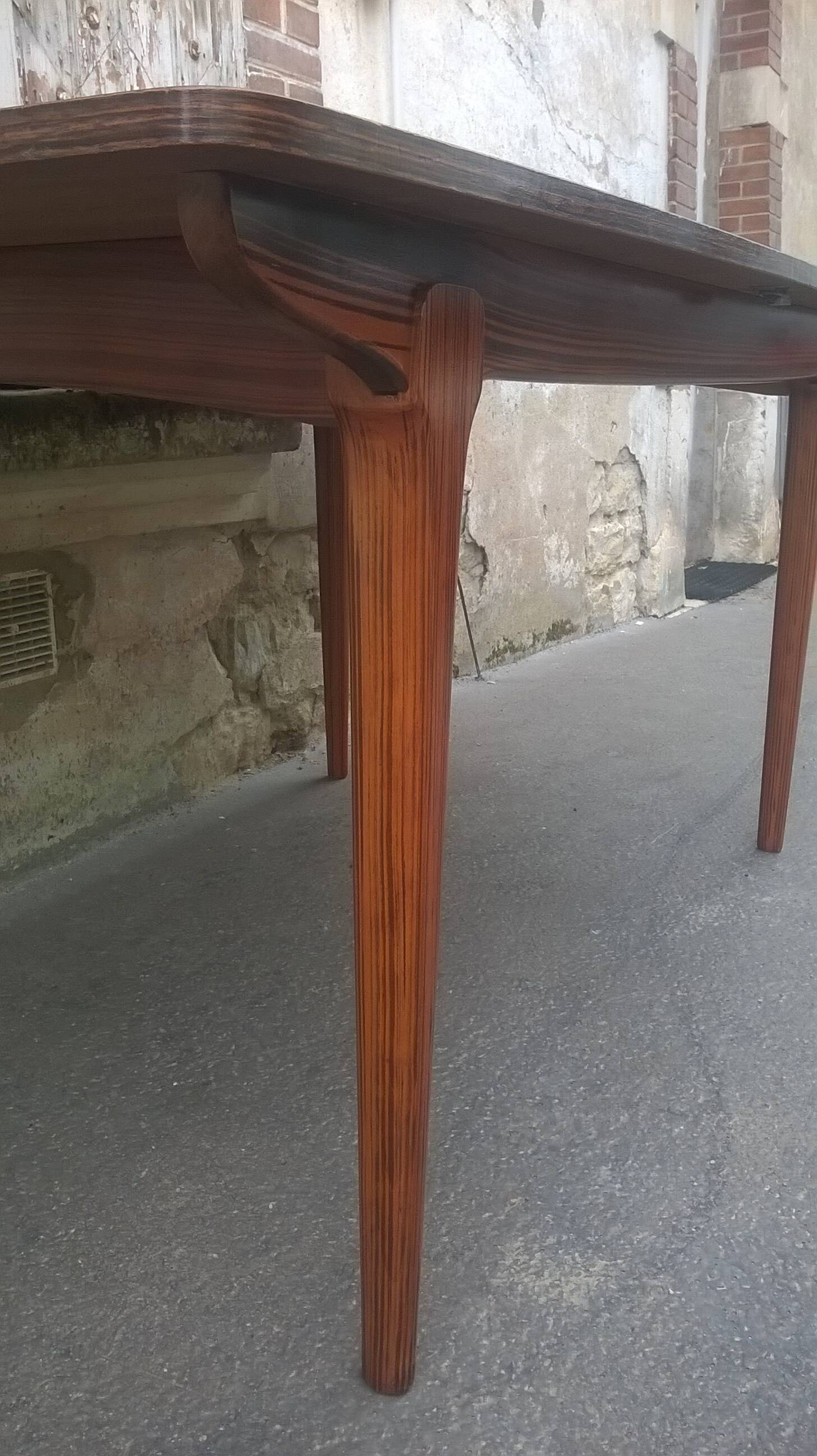 Extendable teak dining table