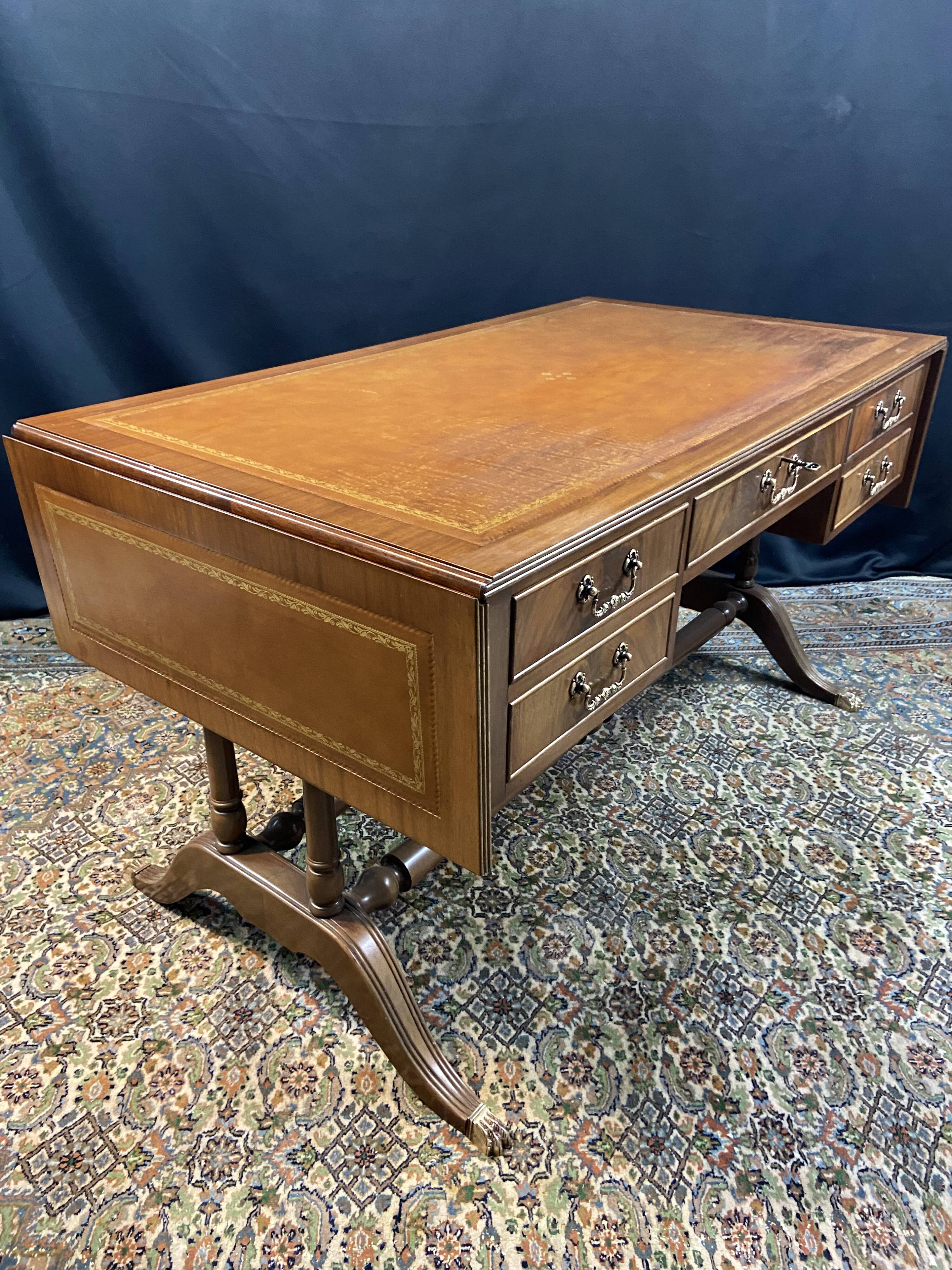 Grand bureau anglais en acajou de style Regency