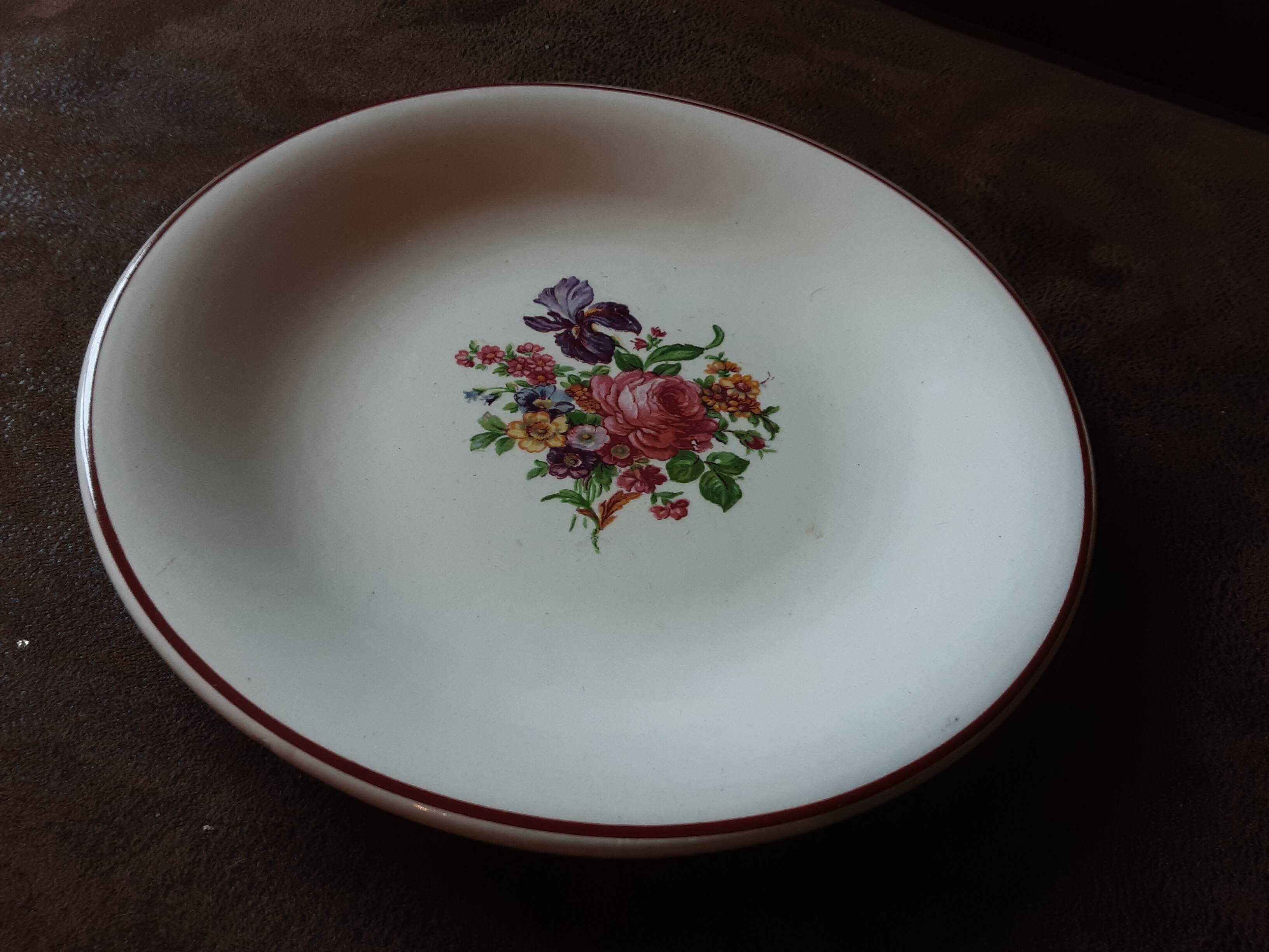 Set of 10 dessert plates. Salins