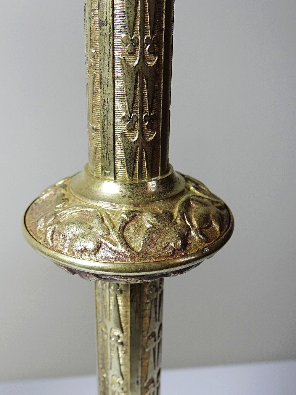 Grande paire de piques-cierges anciens en bronze doré, style gothique XIXe