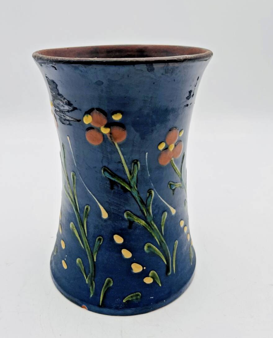 Poterie savoyarde bleue à motifs floraux