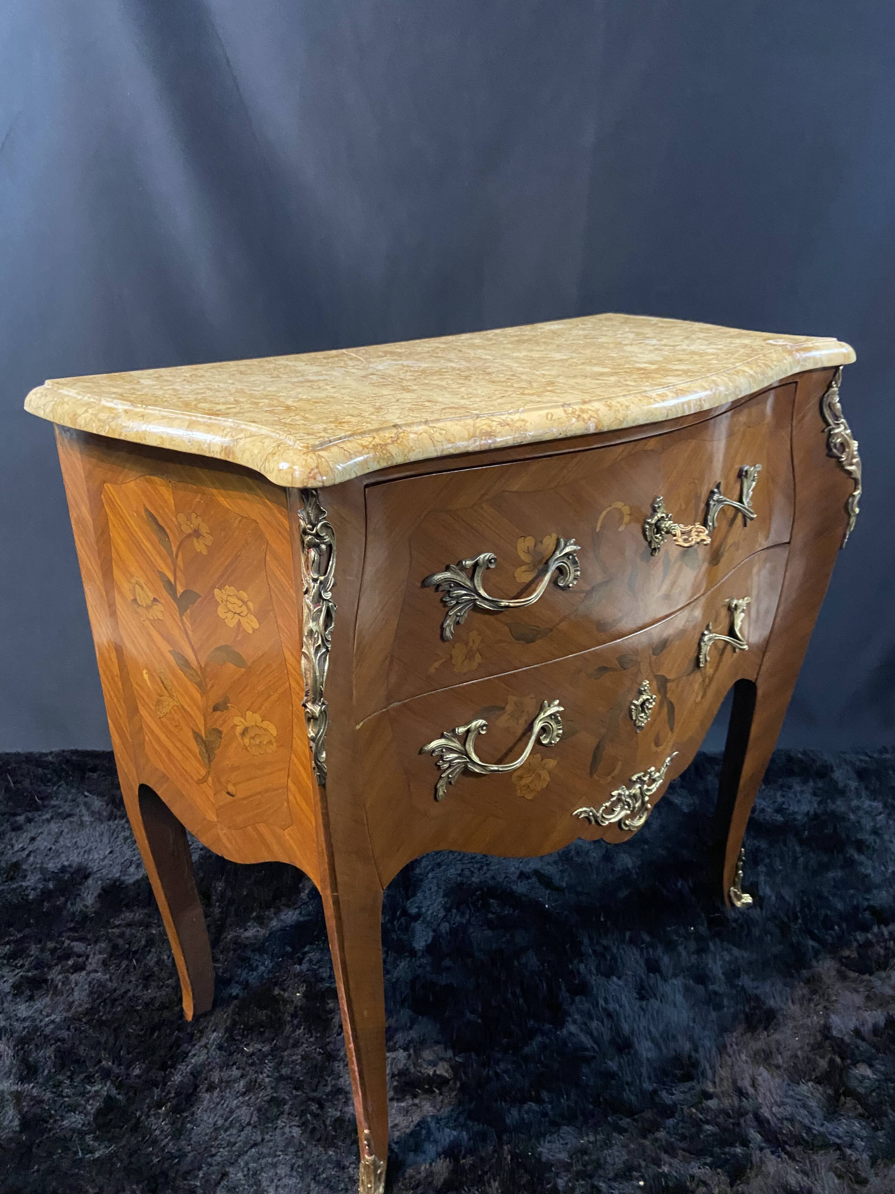 Petite commode toutes faces galbées à décor marqueté et bronze style Louis