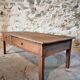Table basse ancienne en chêne français – Table de ferme rustique du XIXe siècle avec tiroir et panneau de rangement coulissant, vers 1850