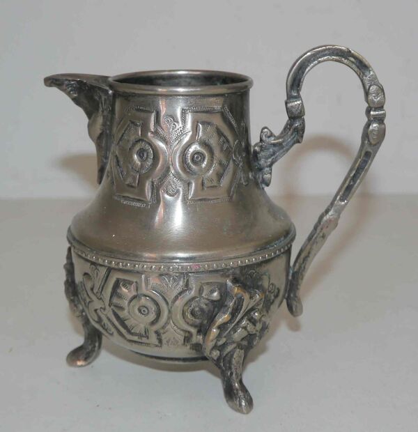 Ancienne théière « le cheval » et pot à lait en métal argenté