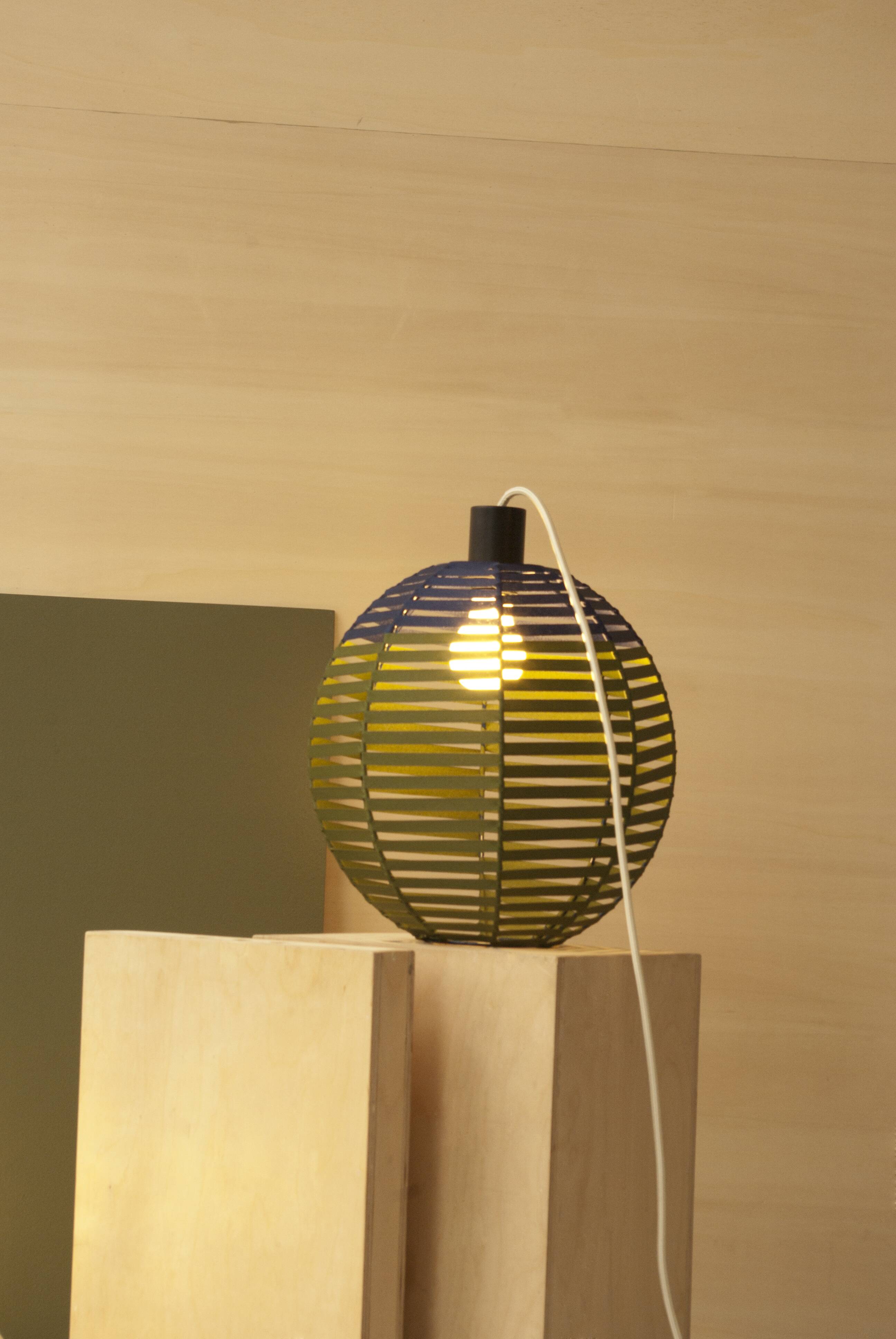 Suspension boule tissée sur structure en métal / D 27cm