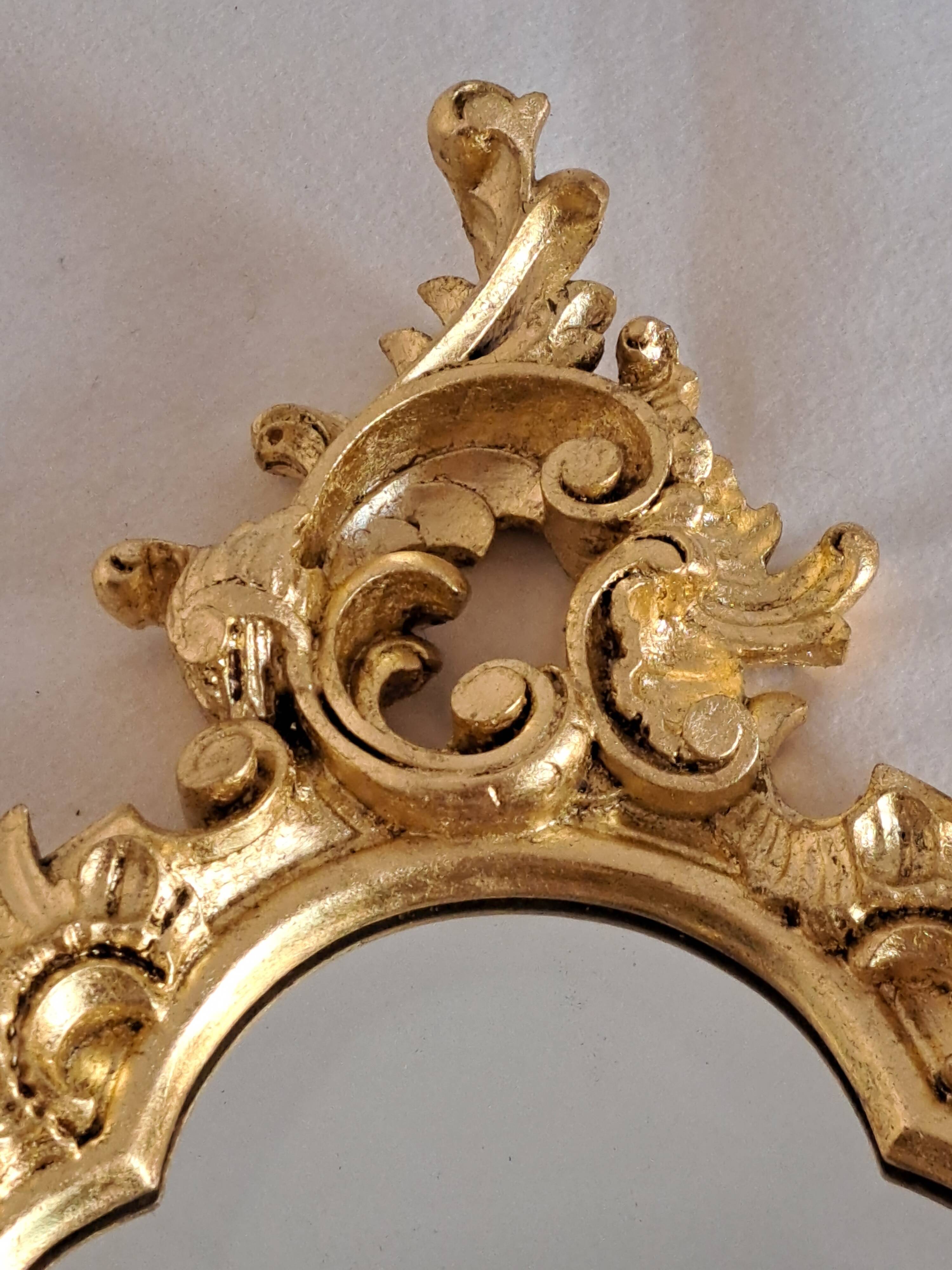 Miroir en bois et doré à la feuille doré