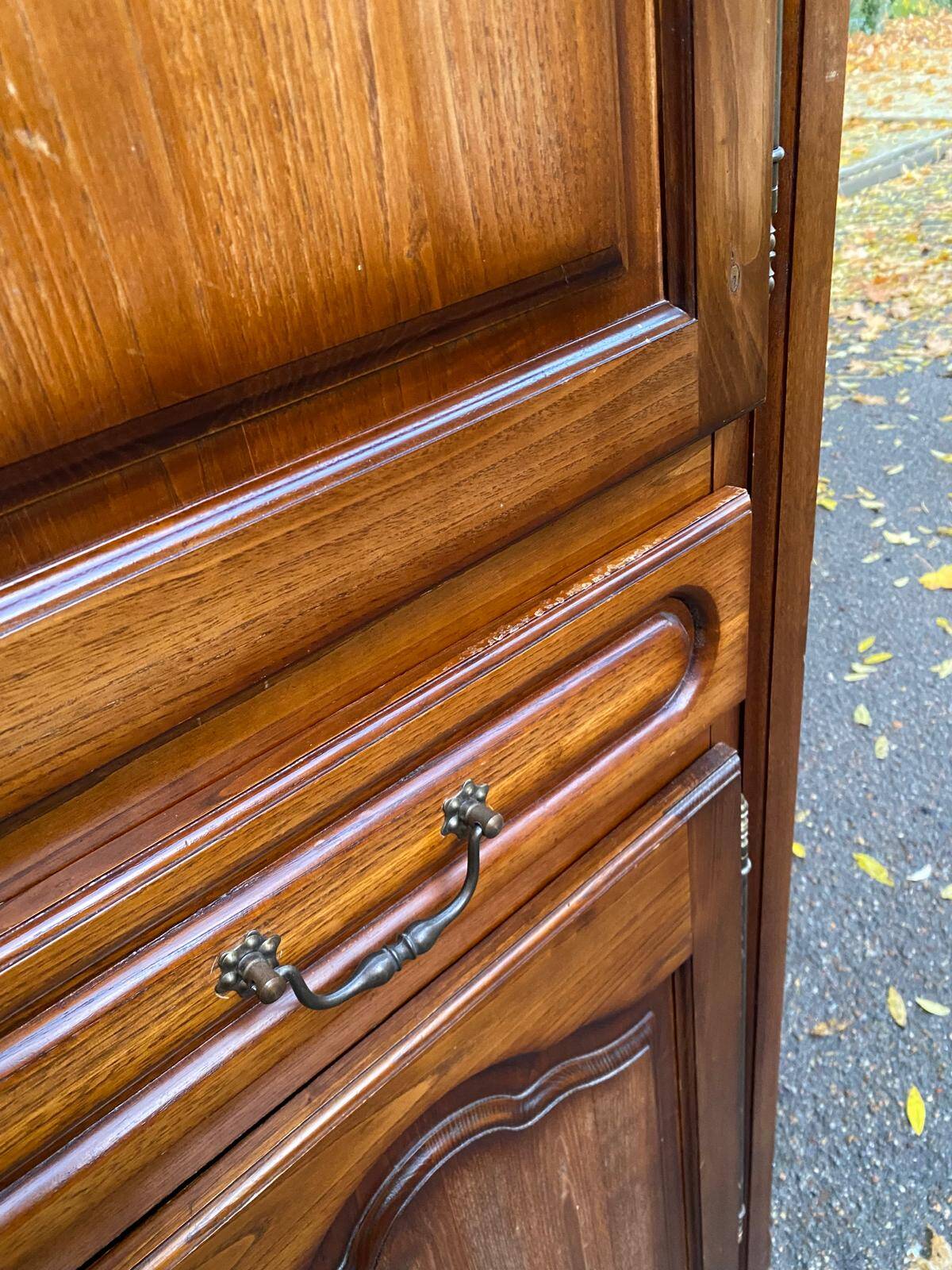 Armoire vintage en bois massif d'aulne