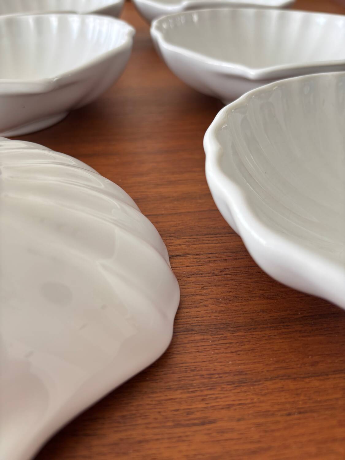 Set of 6 vintage shell-shaped small dishes – white ceramic bowls.