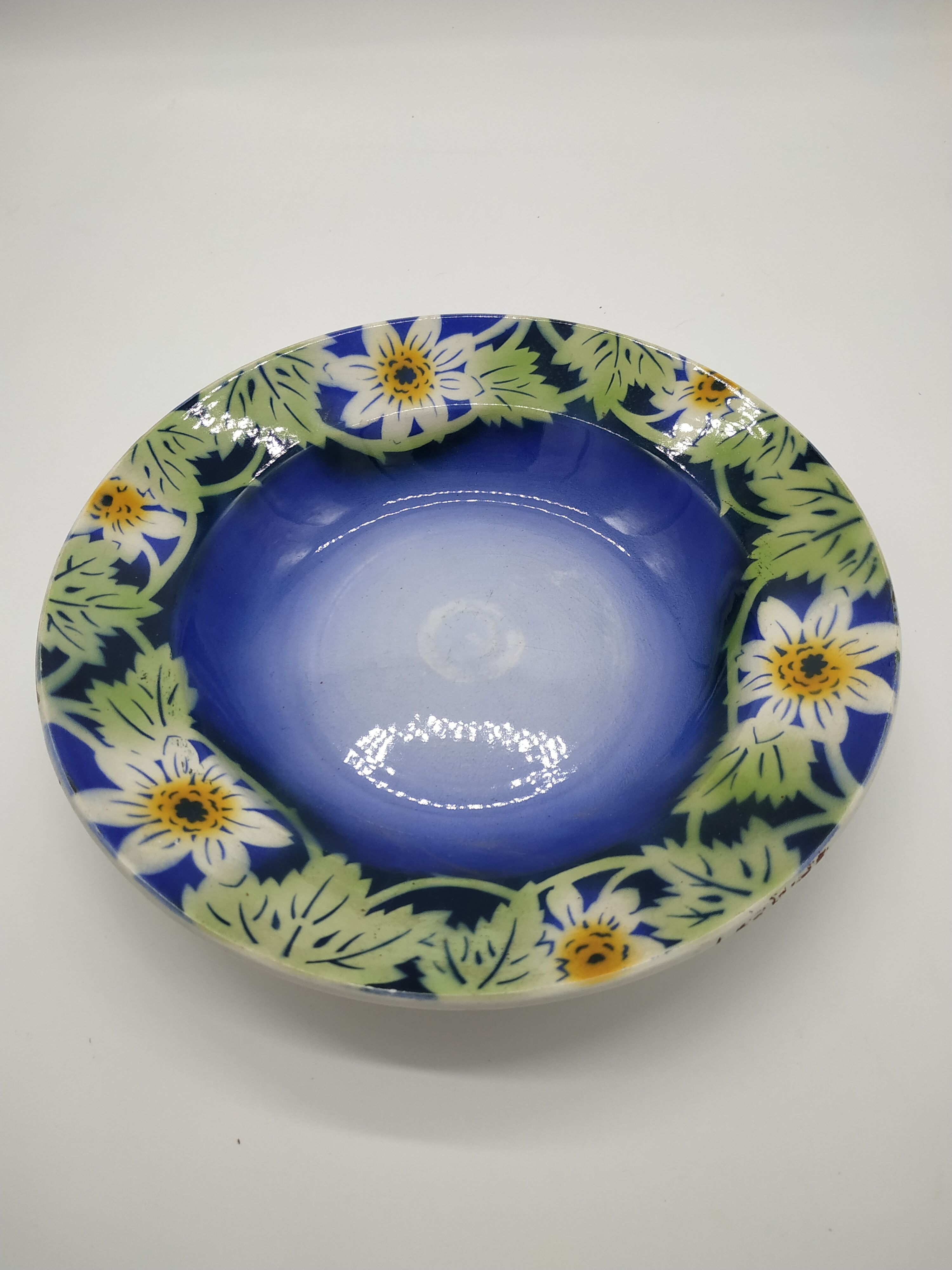 Plat creux aux Marguerites en porcelaine opaque de Gien