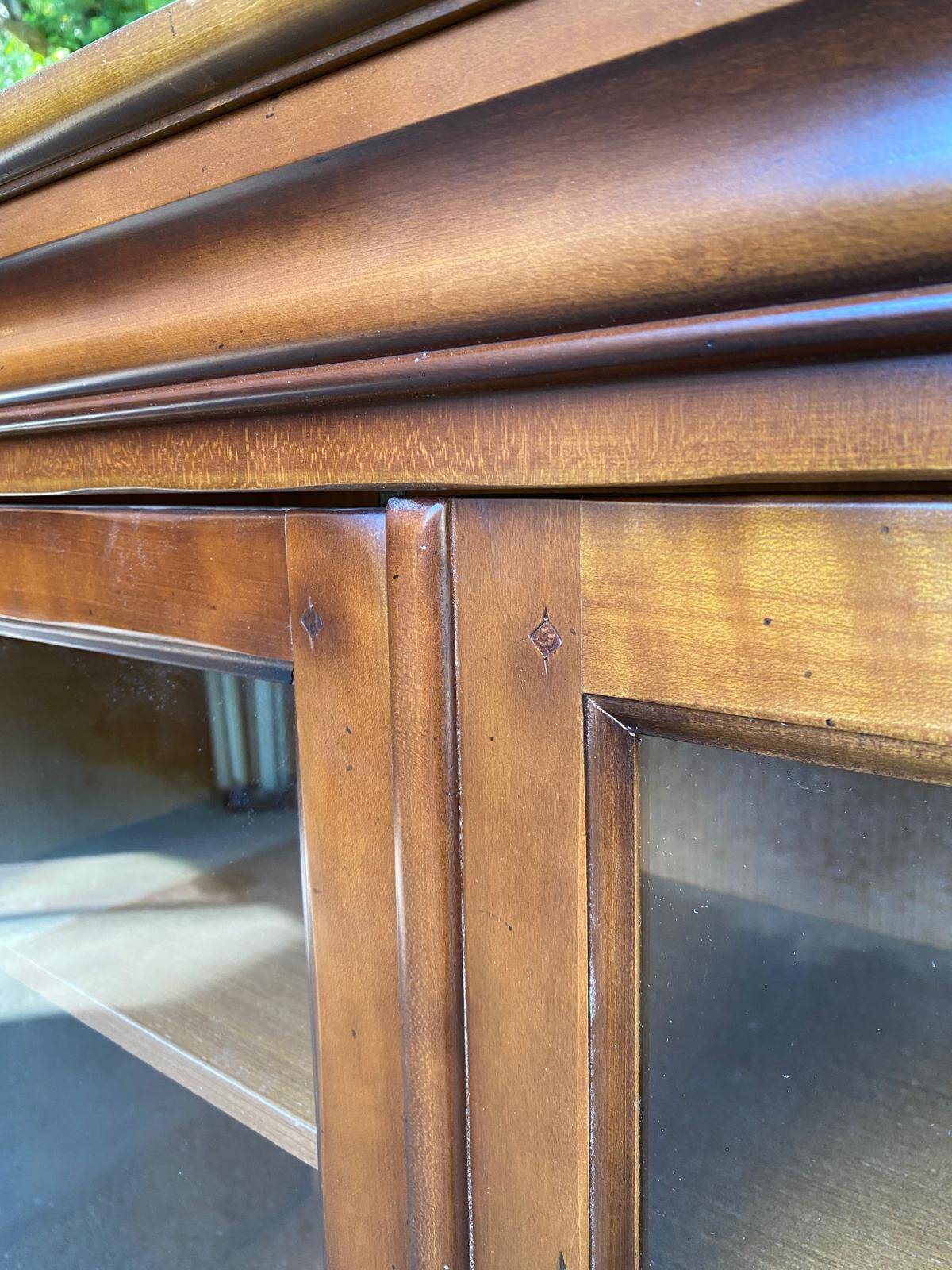 Vitrine Louis philippe en bois massif et placage années 80