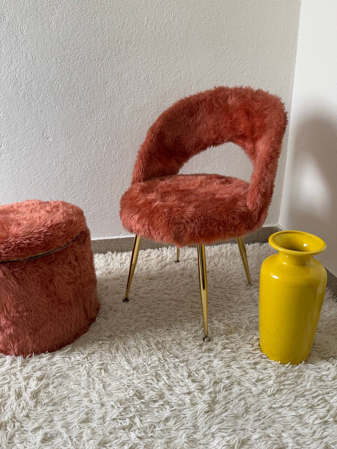 Chaise et pouf moumoute années 70