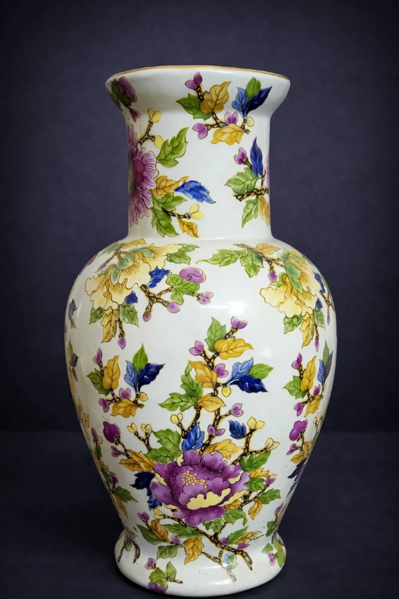 Important porcelain vase with floral decoration – Asian style – 20th century