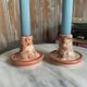 Paire de bougeoirs en poterie de Jersey