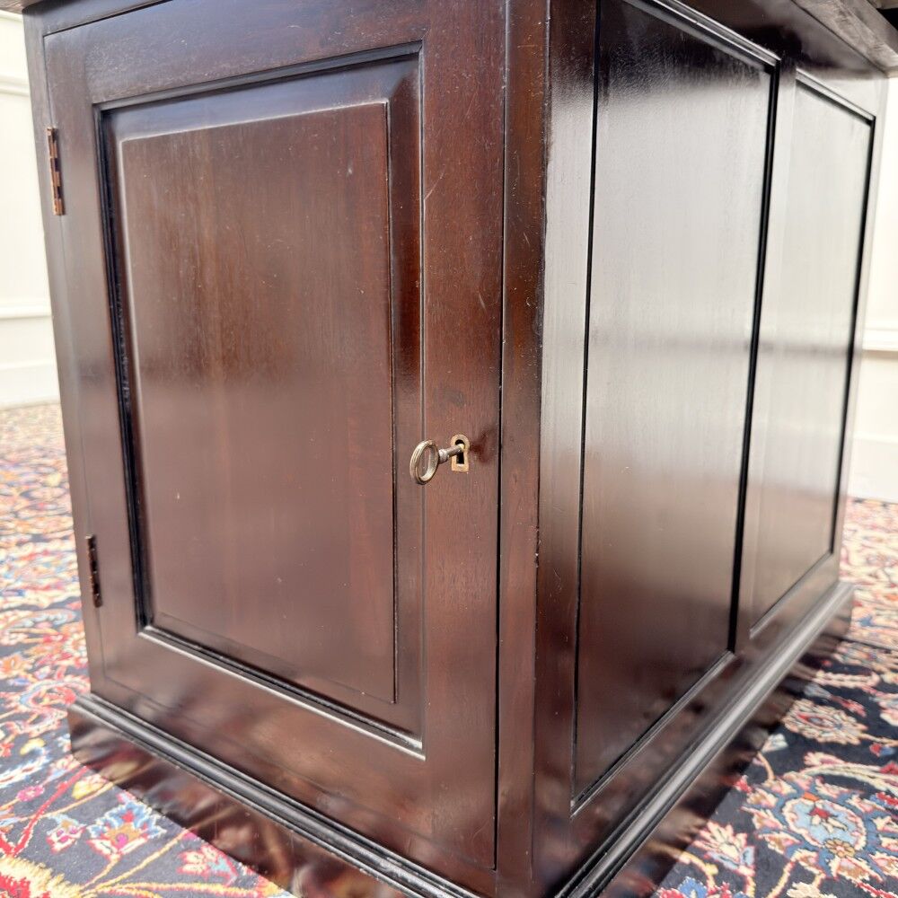 Bureau anglais classique avec incrustation en cuir