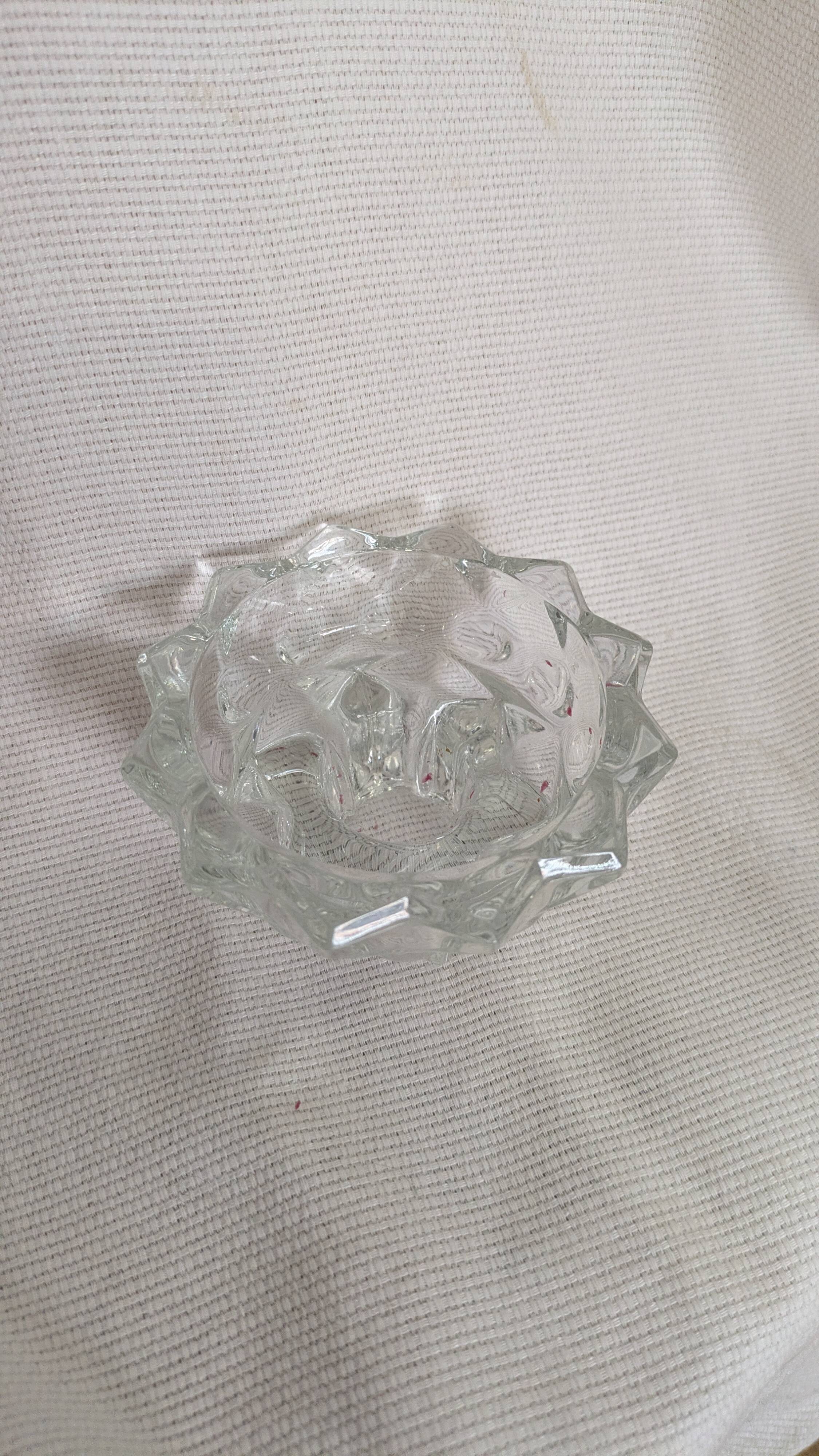 Low candle holder in chiseled glass